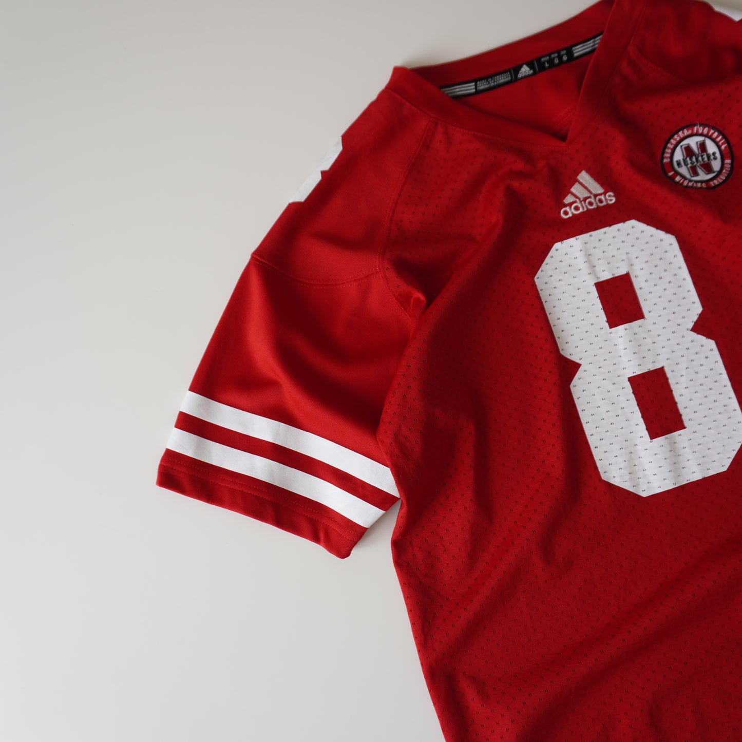 Thrifted – Jersey Adidas Nebraska Huskers Talla L | Largo 67 cm | Ancho 49 cm