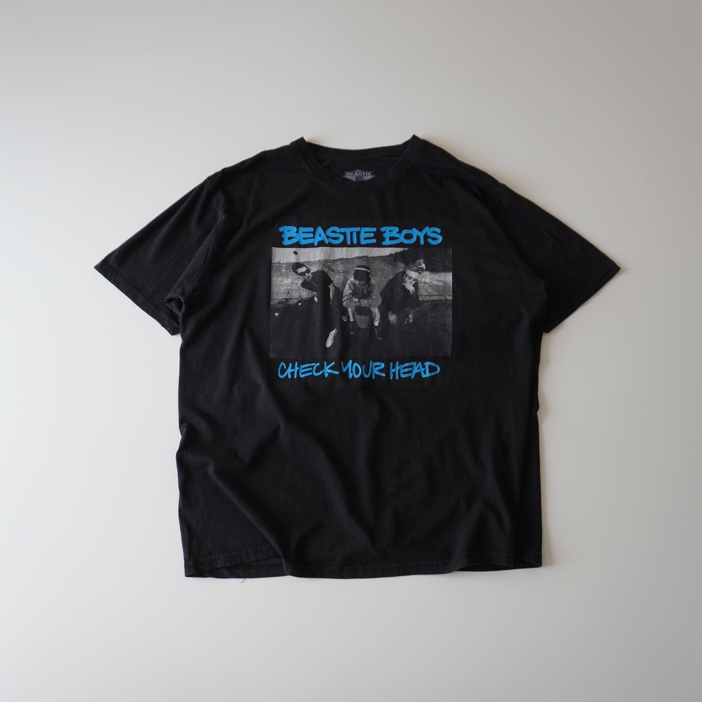Thrifted – Polera Beastie Boys Negra Talla XL | Largo 71 cm | Ancho 58 cm