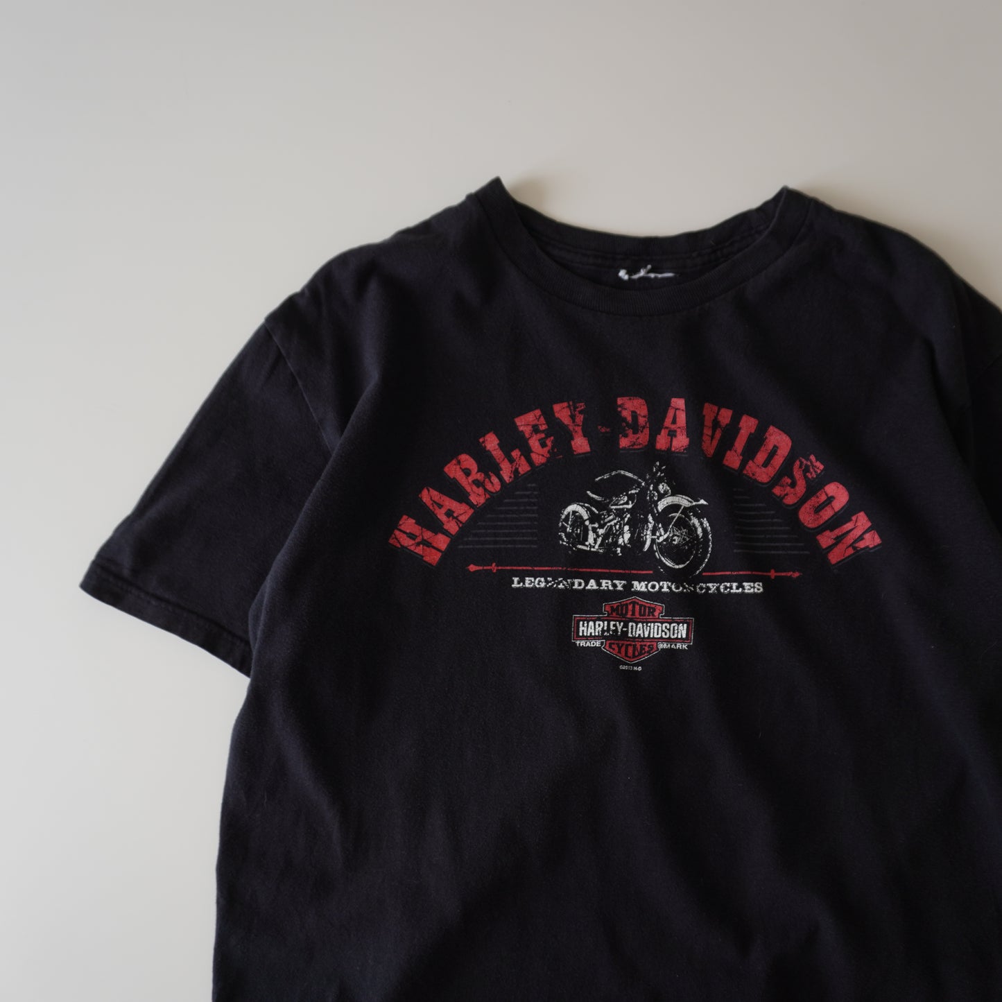 Thrifted – Polera Harley-Davidson 2013 Negra con Letras Rojas | Largo 69 cm | Ancho 58 cm
