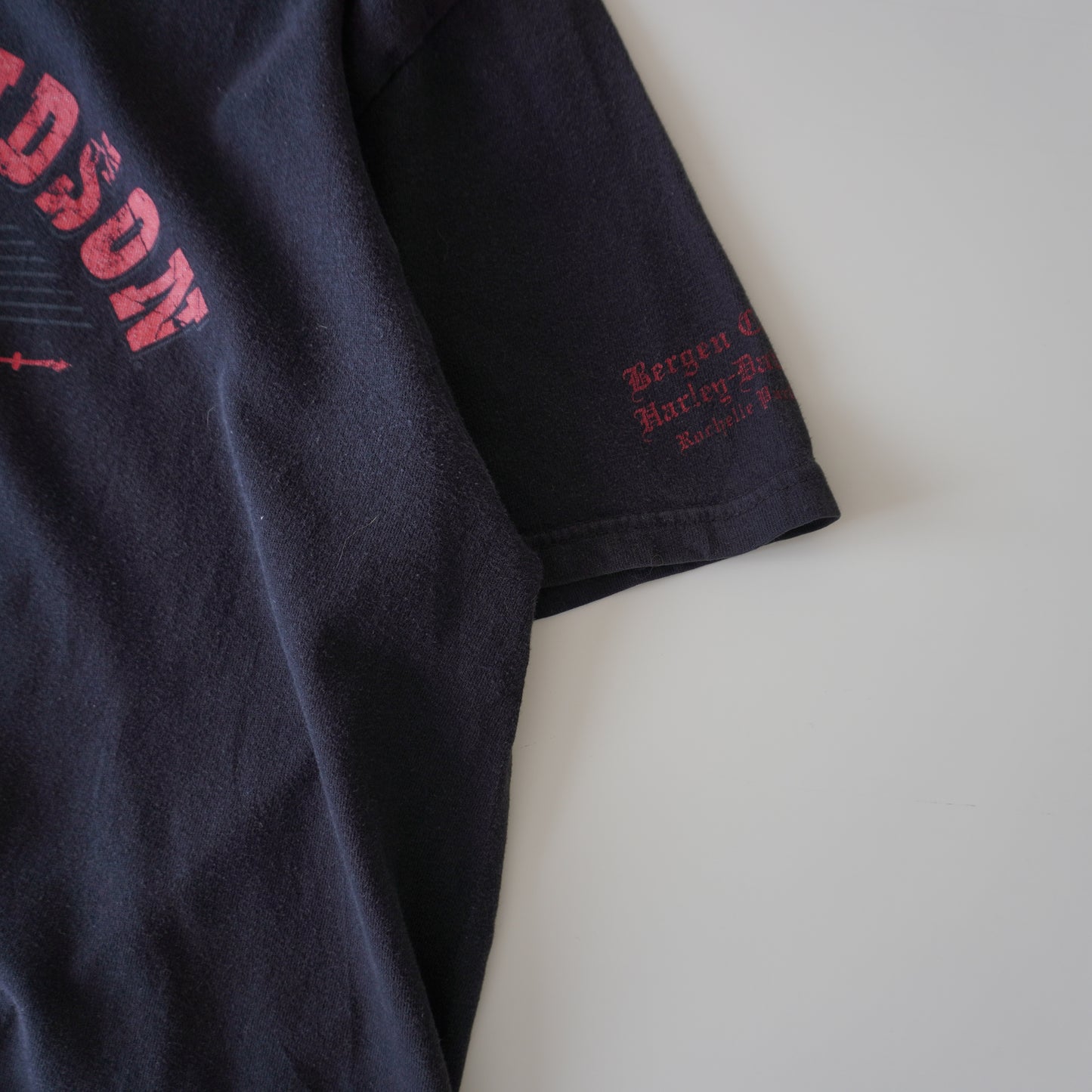 Thrifted – Polera Harley-Davidson 2013 Negra con Letras Rojas | Largo 69 cm | Ancho 58 cm