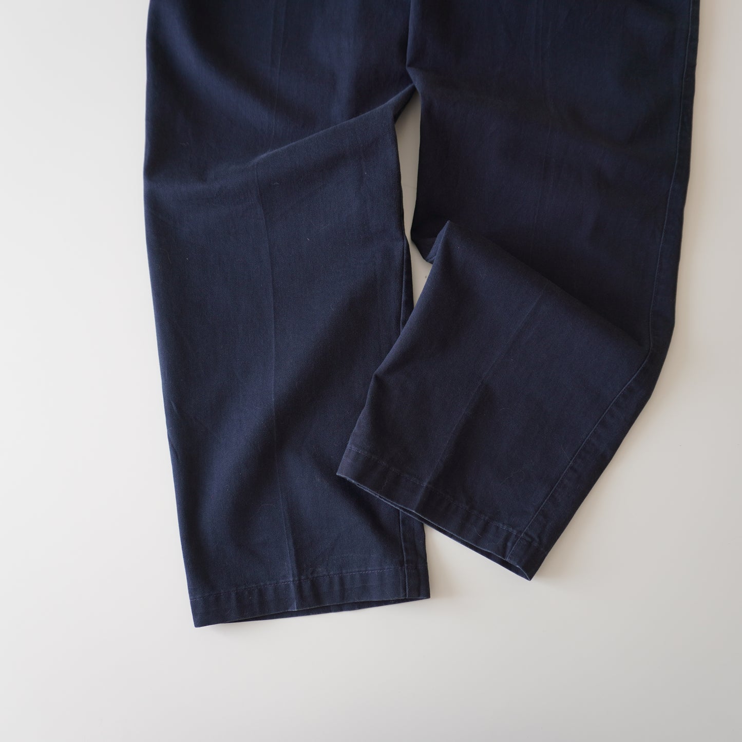 Thrifted – Pantalón Dockers Azul Navy Classic Fit Talla 38x34 USA (CL 48–50) | Cintura 48 cm | Largo 110 cm | Talón 23 cm