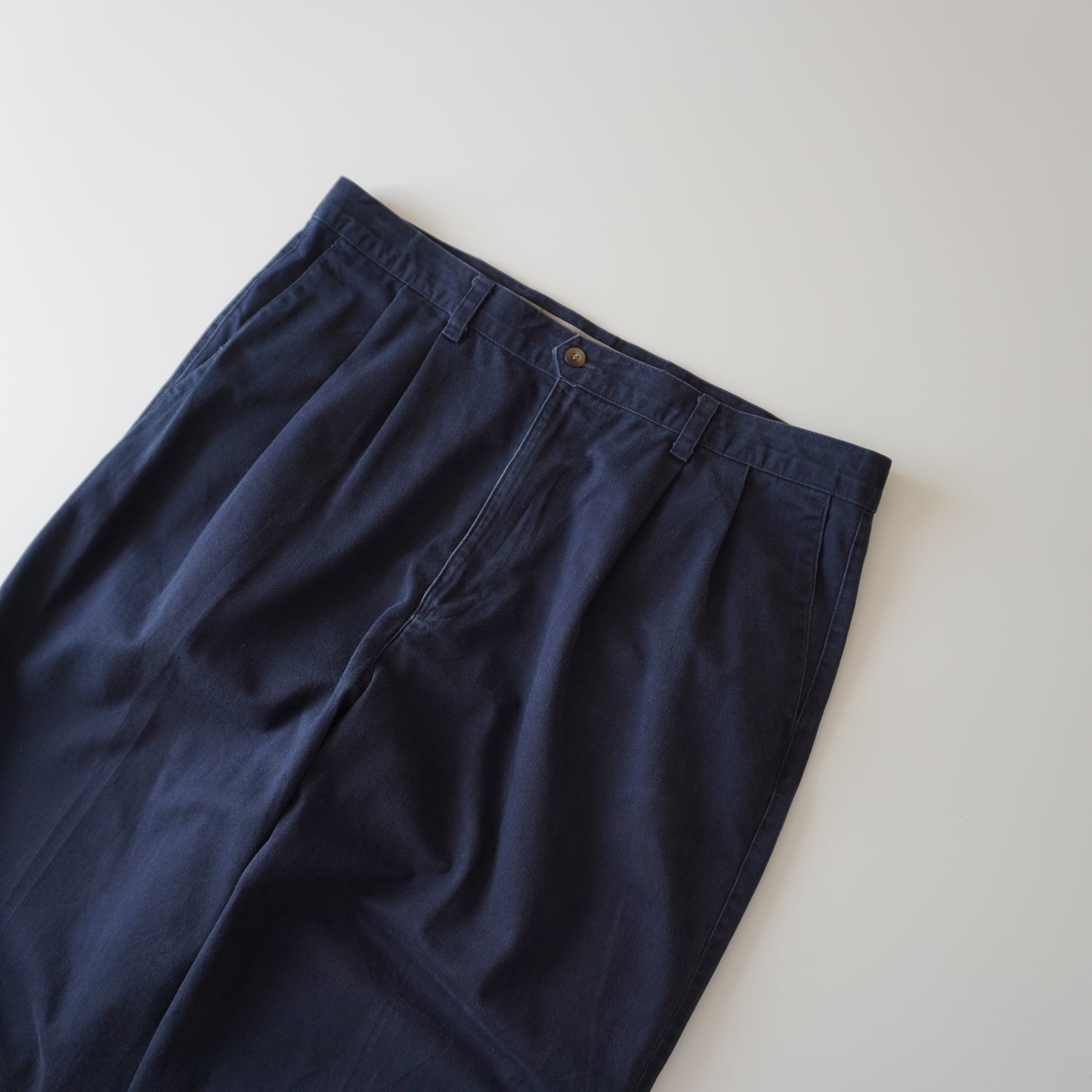 Thrifted – Pantalón Dockers Azul Navy Classic Fit Talla 38x34 USA (CL 48–50) | Cintura 48 cm | Largo 110 cm | Talón 23 cm