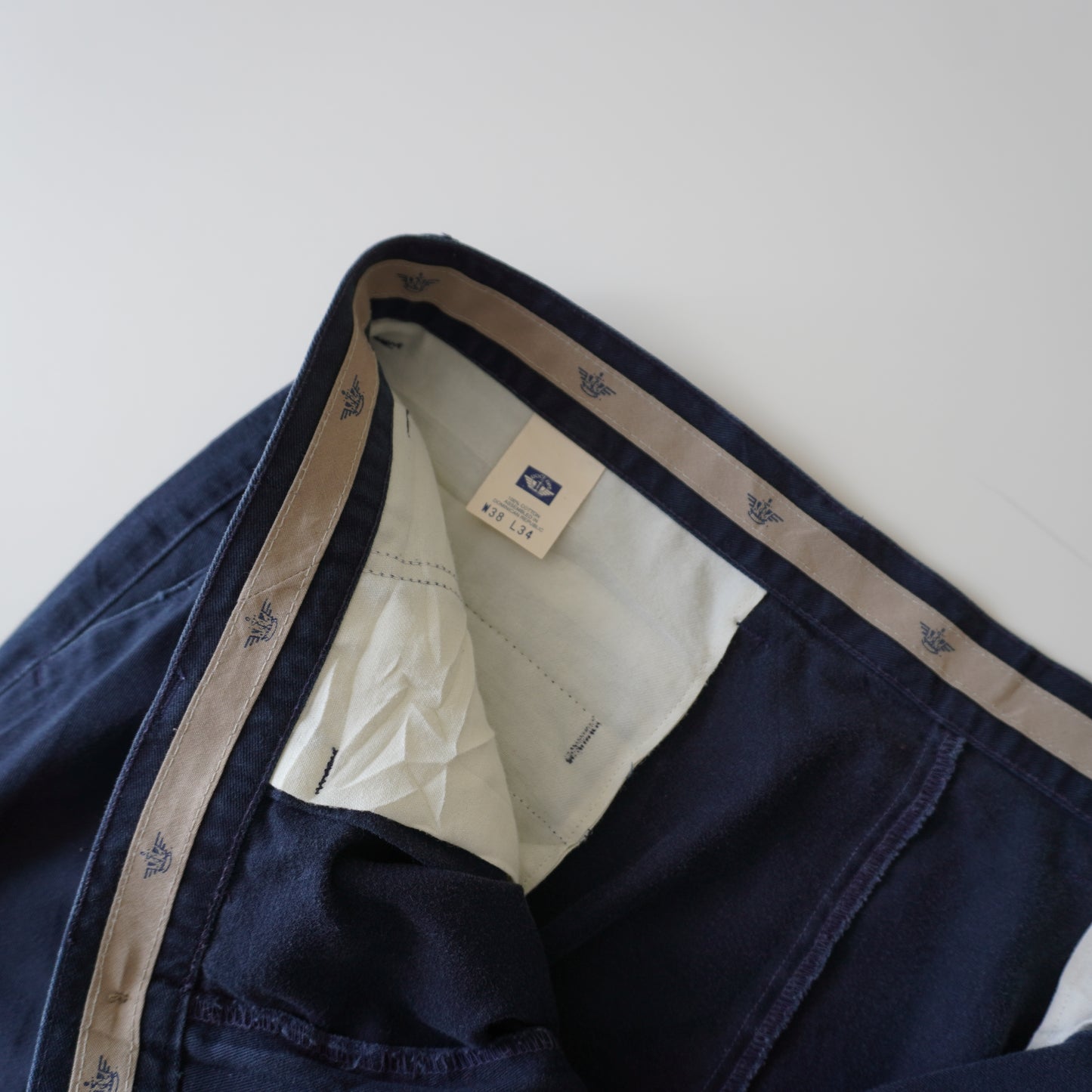 Thrifted – Pantalón Dockers Azul Navy Classic Fit Talla 38x34 USA (CL 48–50) | Cintura 48 cm | Largo 110 cm | Talón 23 cm