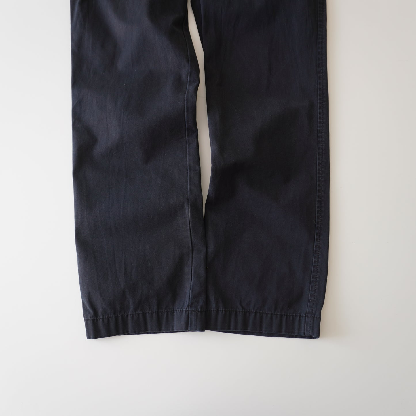 Thrifted – Pantalón Tommy Hilfiger Classic Fit Azul Navy Talla 31x32 USA (CL 40–42) | Cintura 42 cm | Largo 102 cm | Talón 20 cm
