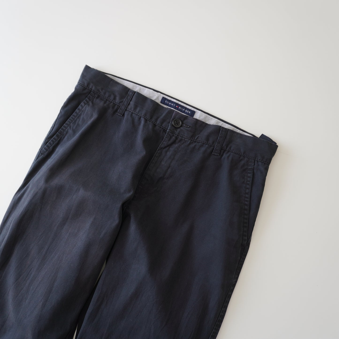 Thrifted – Pantalón Tommy Hilfiger Classic Fit Azul Navy Talla 31x32 USA (CL 40–42) | Cintura 42 cm | Largo 102 cm | Talón 20 cm