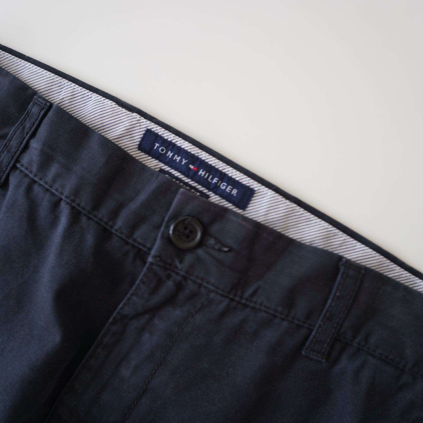 Thrifted – Pantalón Tommy Hilfiger Classic Fit Azul Navy Talla 31x32 USA (CL 40–42) | Cintura 42 cm | Largo 102 cm | Talón 20 cm
