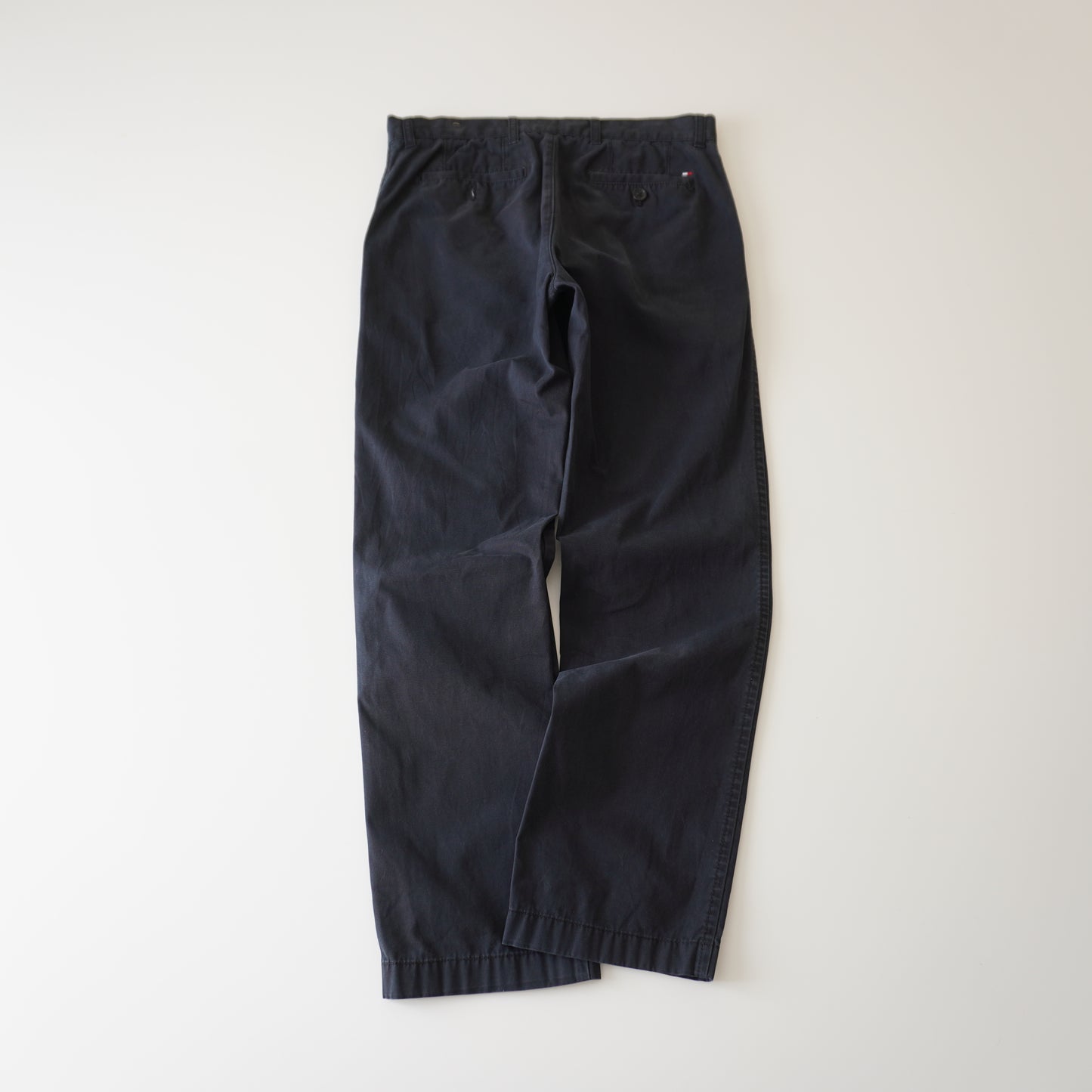 Thrifted – Pantalón Tommy Hilfiger Classic Fit Azul Navy Talla 31x32 USA (CL 40–42) | Cintura 42 cm | Largo 102 cm | Talón 20 cm