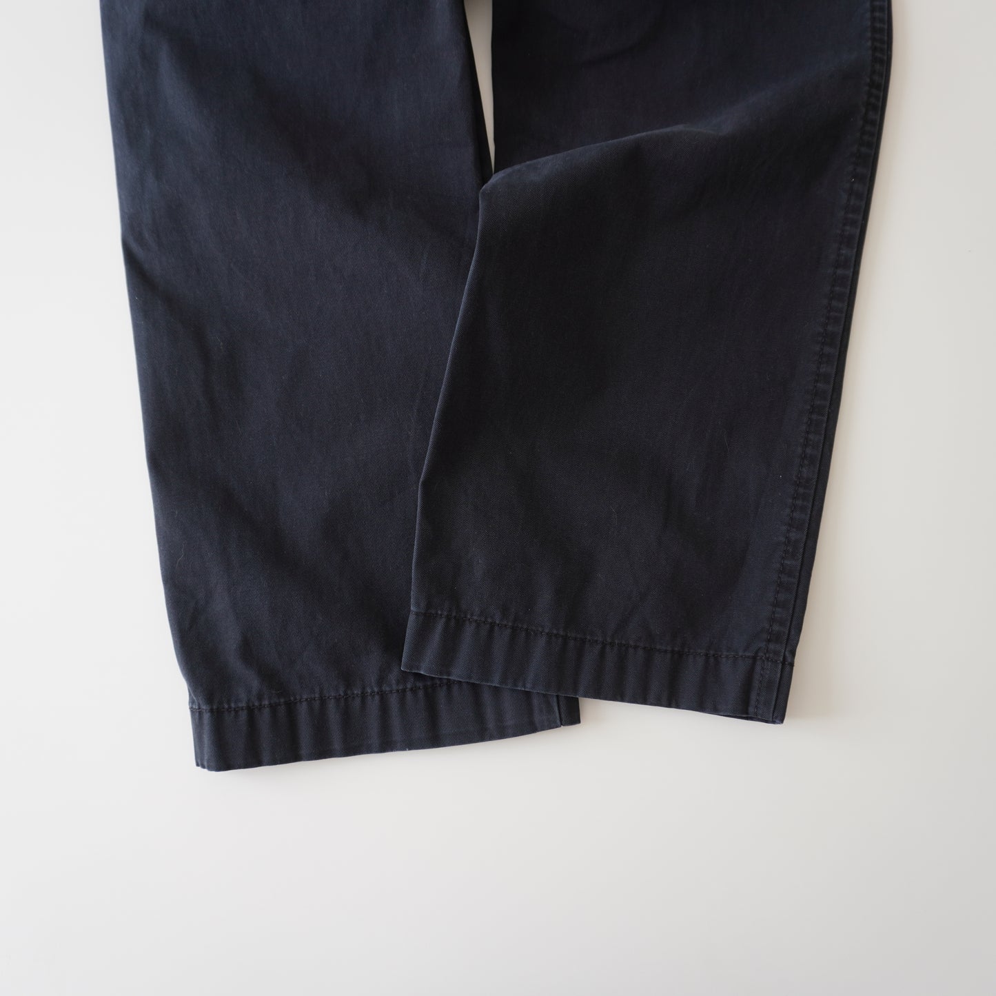 Thrifted – Pantalón Tommy Hilfiger Classic Fit Azul Navy Talla 31x32 USA (CL 40–42) | Cintura 42 cm | Largo 102 cm | Talón 20 cm