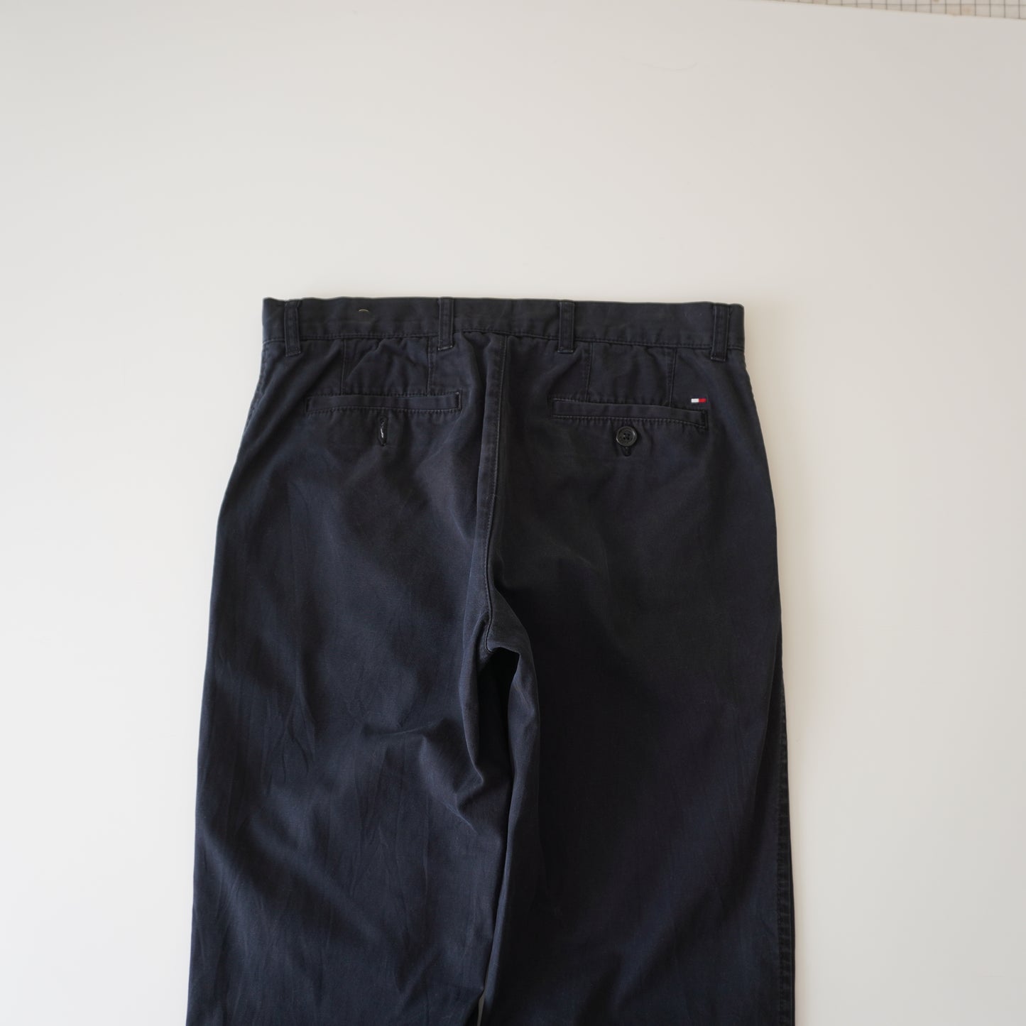 Thrifted – Pantalón Tommy Hilfiger Classic Fit Azul Navy Talla 31x32 USA (CL 40–42) | Cintura 42 cm | Largo 102 cm | Talón 20 cm