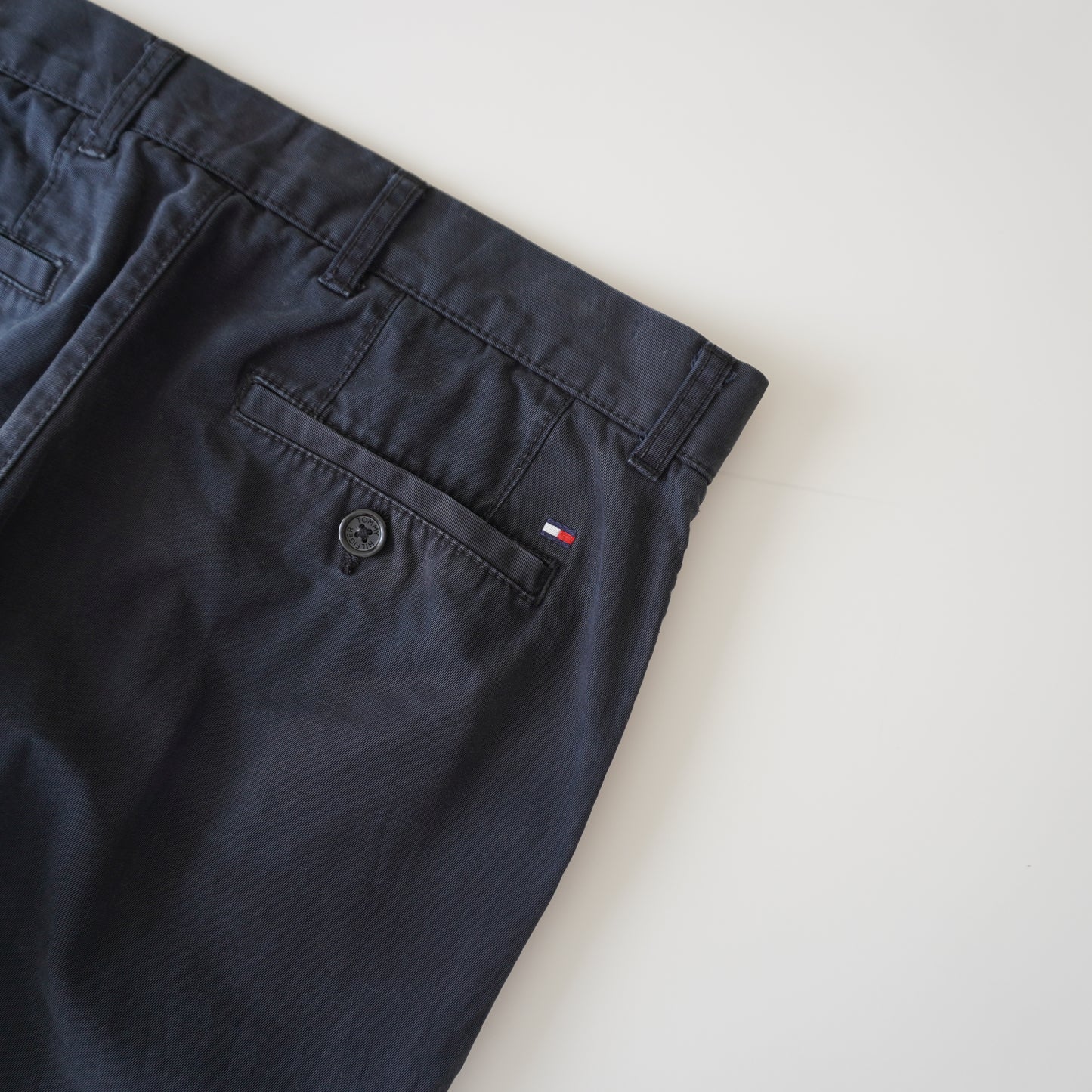 Thrifted – Pantalón Tommy Hilfiger Classic Fit Azul Navy Talla 31x32 USA (CL 40–42) | Cintura 42 cm | Largo 102 cm | Talón 20 cm