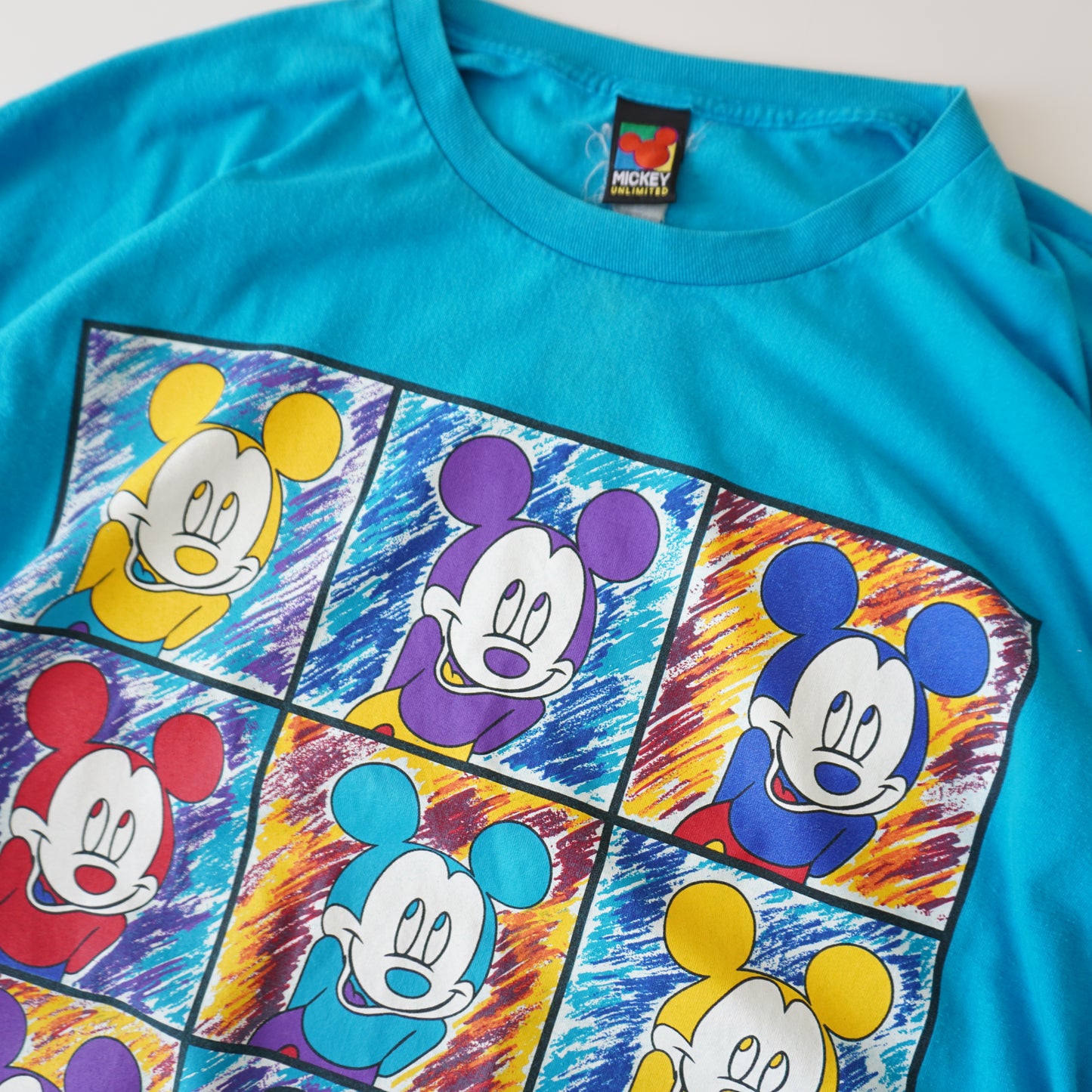 Thrifted – Polera Disney Mickey Unlimited Celeste Vintage Talla 3XL (CL 52–54) | Largo 79 cm | Ancho 77 cm