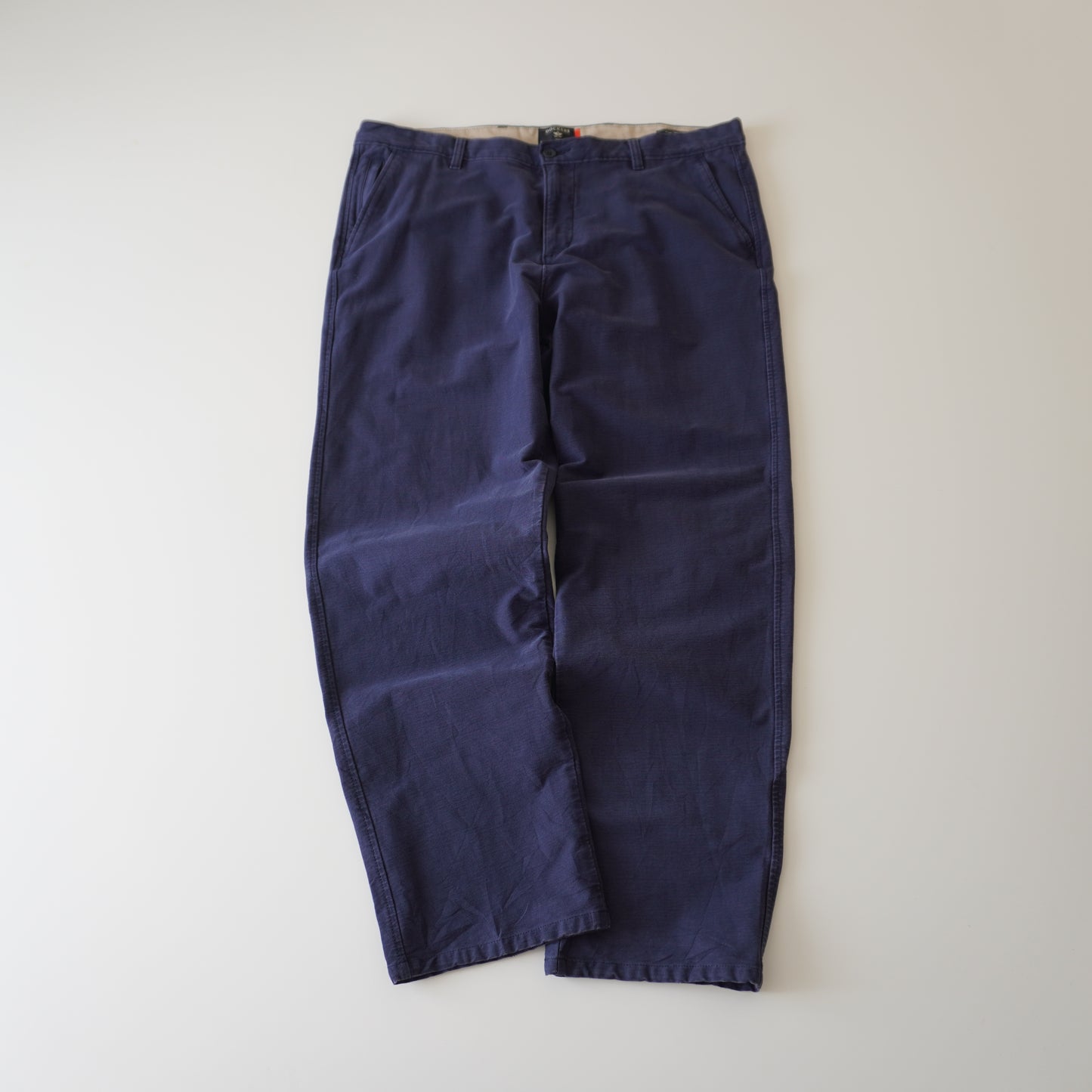 Thrifted – Pantalón Dockers Azul Navy Straight / Coupe Droite Talla 38 USA (CL 48–50) | Cintura 51 cm | Largo 105 cm | Talón 22 cm