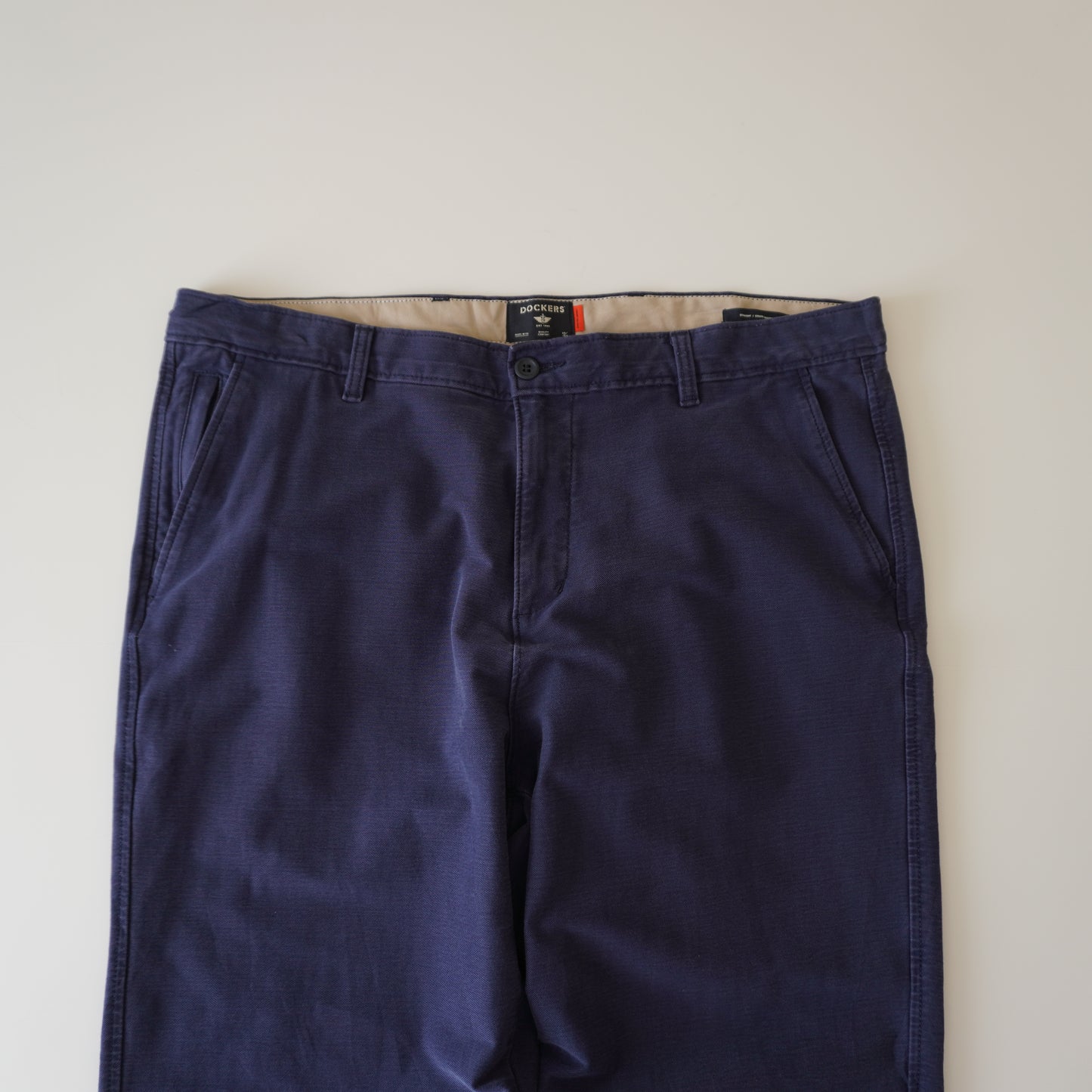 Thrifted – Pantalón Dockers Azul Navy Straight / Coupe Droite Talla 38 USA (CL 48–50) | Cintura 51 cm | Largo 105 cm | Talón 22 cm