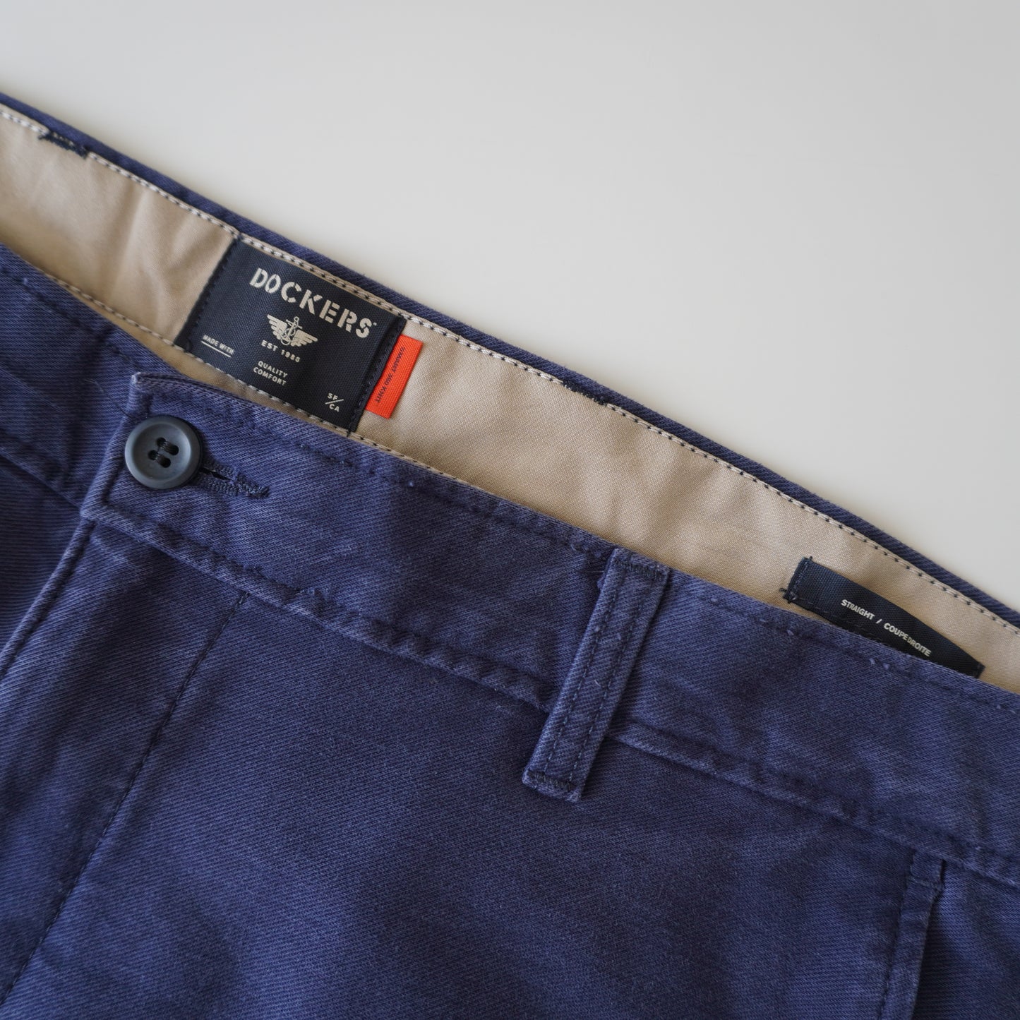 Thrifted – Pantalón Dockers Azul Navy Straight / Coupe Droite Talla 38 USA (CL 48–50) | Cintura 51 cm | Largo 105 cm | Talón 22 cm
