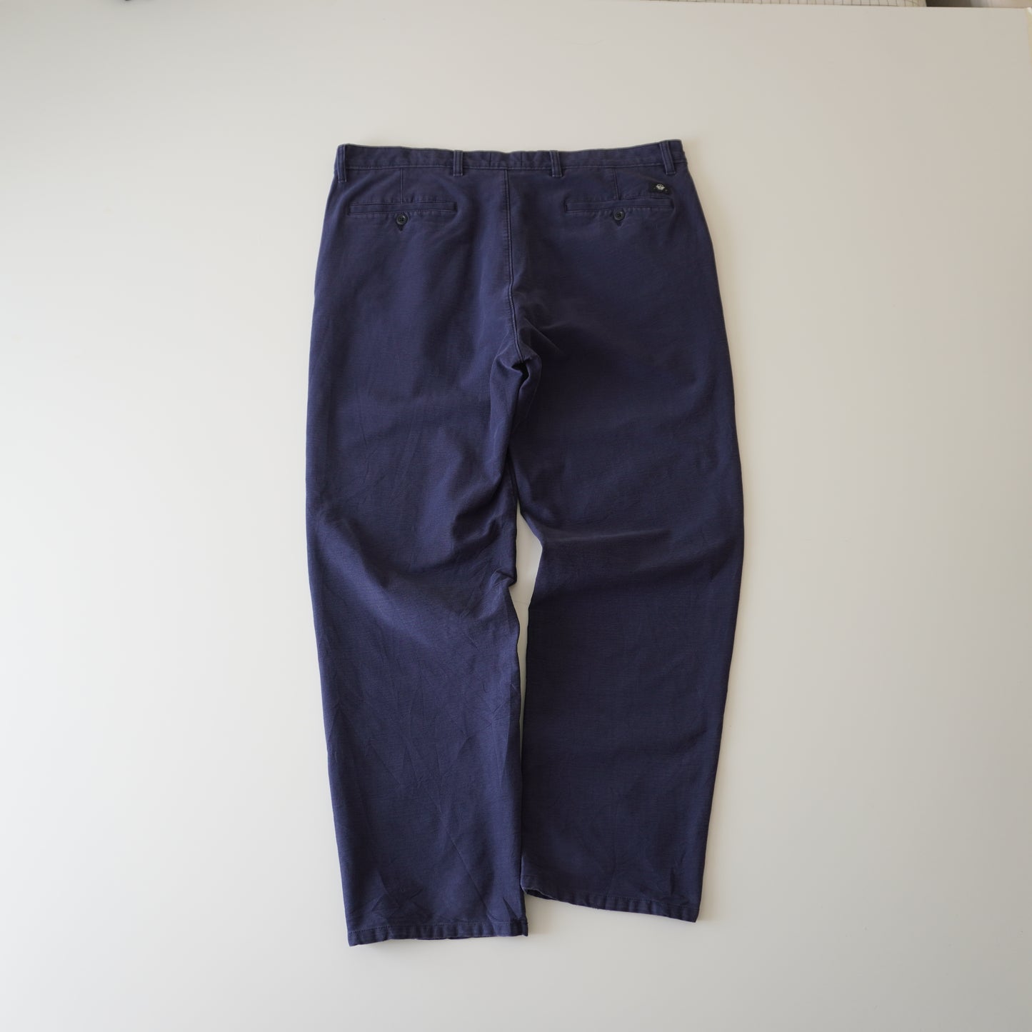 Thrifted – Pantalón Dockers Azul Navy Straight / Coupe Droite Talla 38 USA (CL 48–50) | Cintura 51 cm | Largo 105 cm | Talón 22 cm