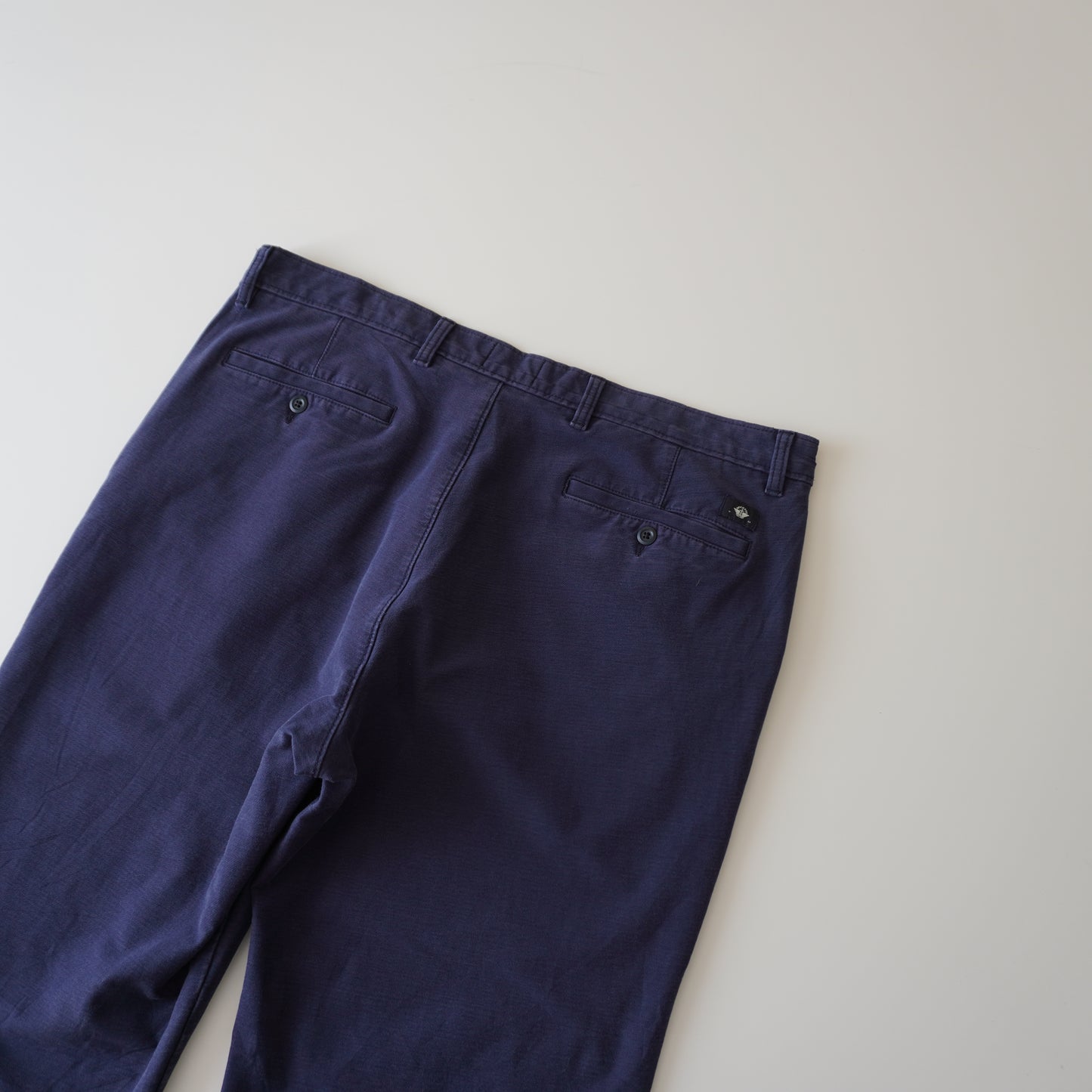 Thrifted – Pantalón Dockers Azul Navy Straight / Coupe Droite Talla 38 USA (CL 48–50) | Cintura 51 cm | Largo 105 cm | Talón 22 cm