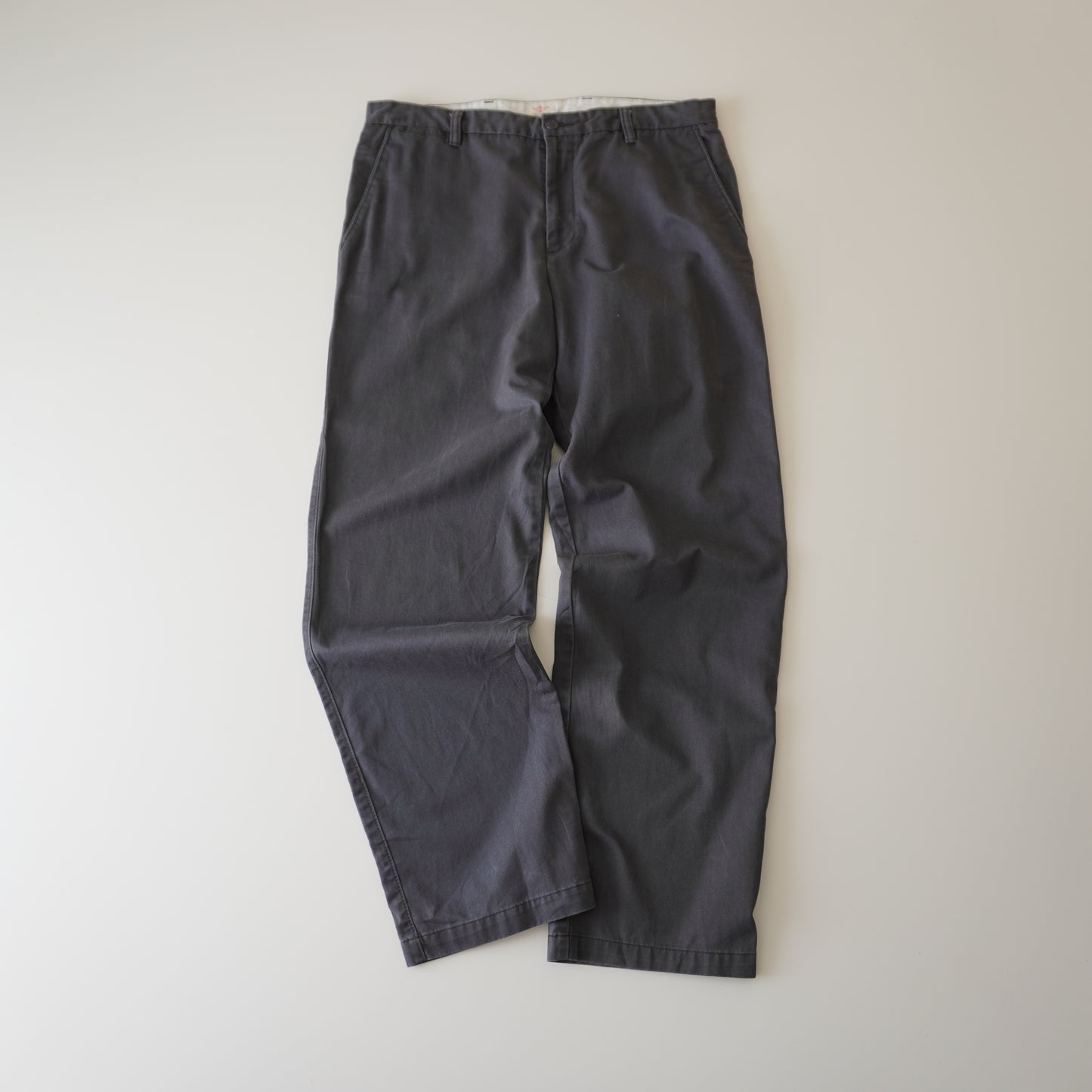 Thrifted – Pantalón Dockers Gris Grafito D3 Classic Talla 36x34 USA (CL 46–48) | Cintura 48 cm | Largo 112 cm | Talón 23 cm