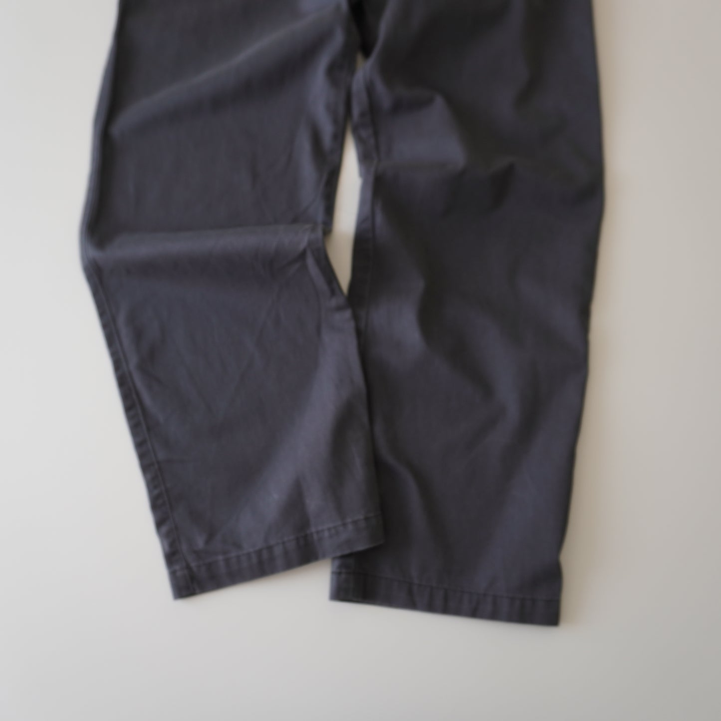 Thrifted – Pantalón Dockers Gris Grafito D3 Classic Talla 36x34 USA (CL 46–48) | Cintura 48 cm | Largo 112 cm | Talón 23 cm