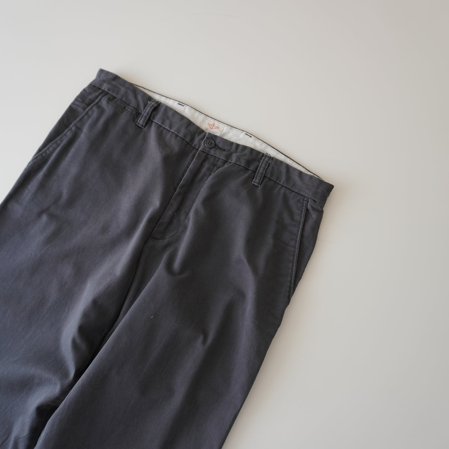 Thrifted – Pantalón Dockers Gris Grafito D3 Classic Talla 36x34 USA (CL 46–48) | Cintura 48 cm | Largo 112 cm | Talón 23 cm