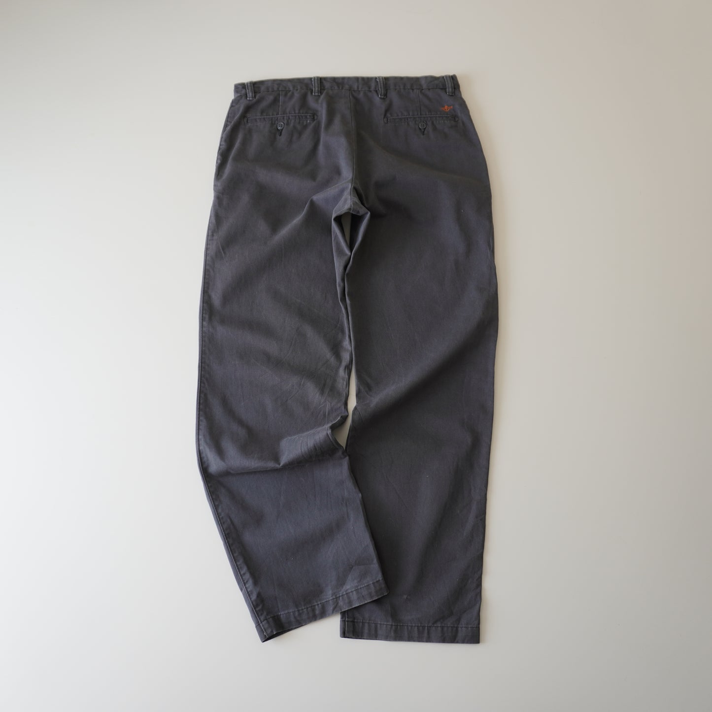Thrifted – Pantalón Dockers Gris Grafito D3 Classic Talla 36x34 USA (CL 46–48) | Cintura 48 cm | Largo 112 cm | Talón 23 cm