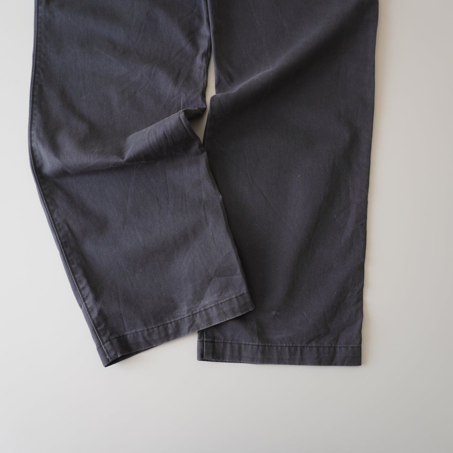 Thrifted – Pantalón Dockers Gris Grafito D3 Classic Talla 36x34 USA (CL 46–48) | Cintura 48 cm | Largo 112 cm | Talón 23 cm