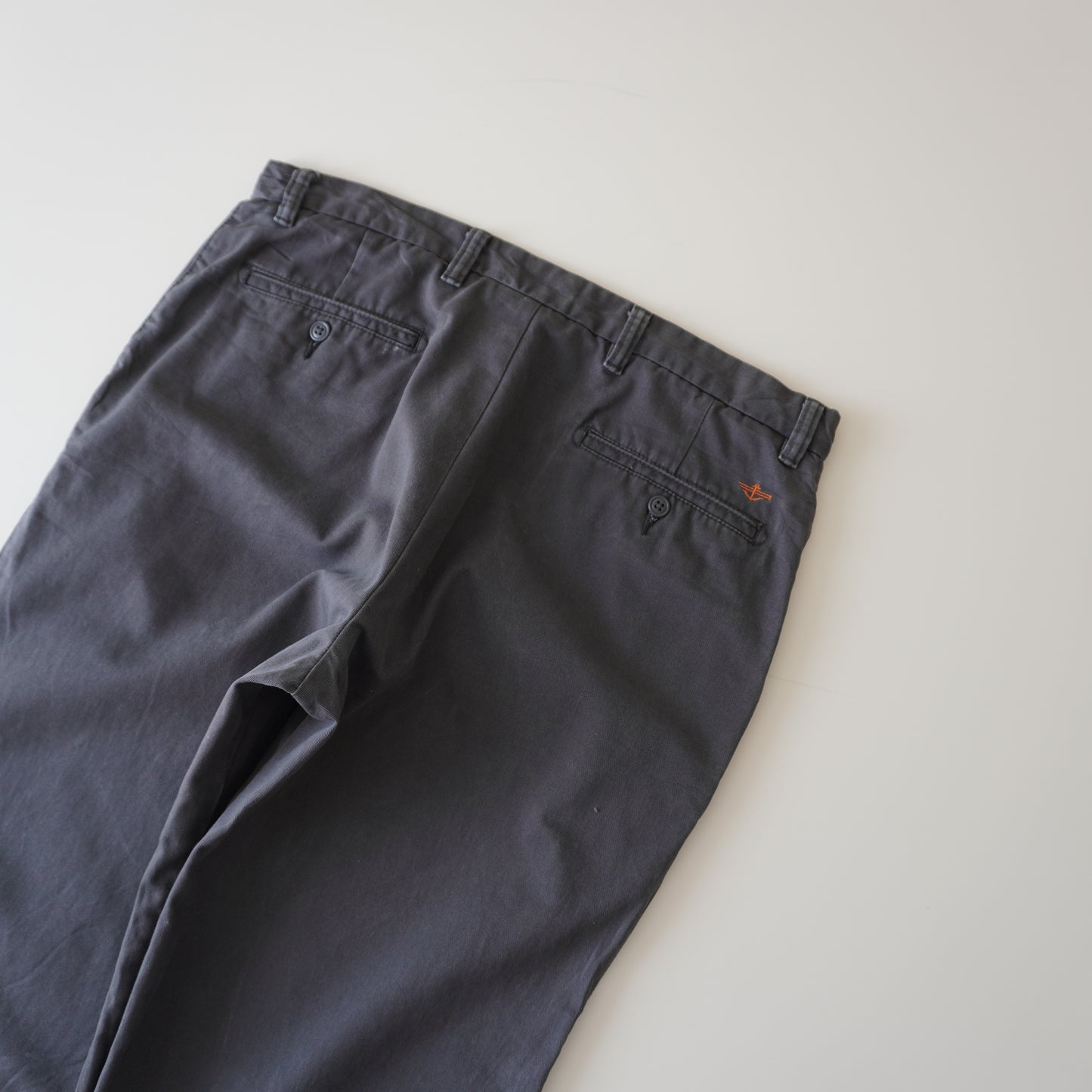 Thrifted – Pantalón Dockers Gris Grafito D3 Classic Talla 36x34 USA (CL 46–48) | Cintura 48 cm | Largo 112 cm | Talón 23 cm