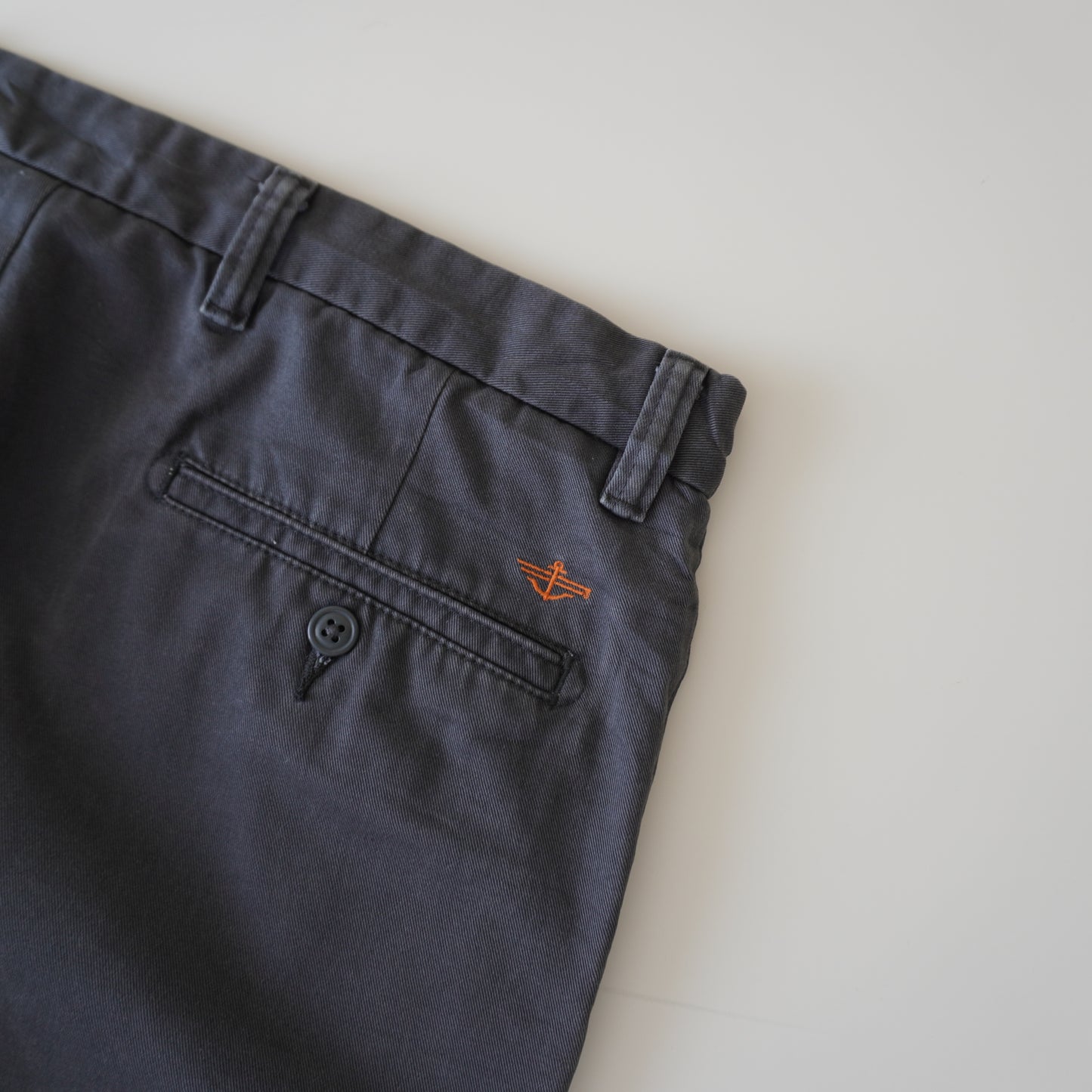 Thrifted – Pantalón Dockers Gris Grafito D3 Classic Talla 36x34 USA (CL 46–48) | Cintura 48 cm | Largo 112 cm | Talón 23 cm