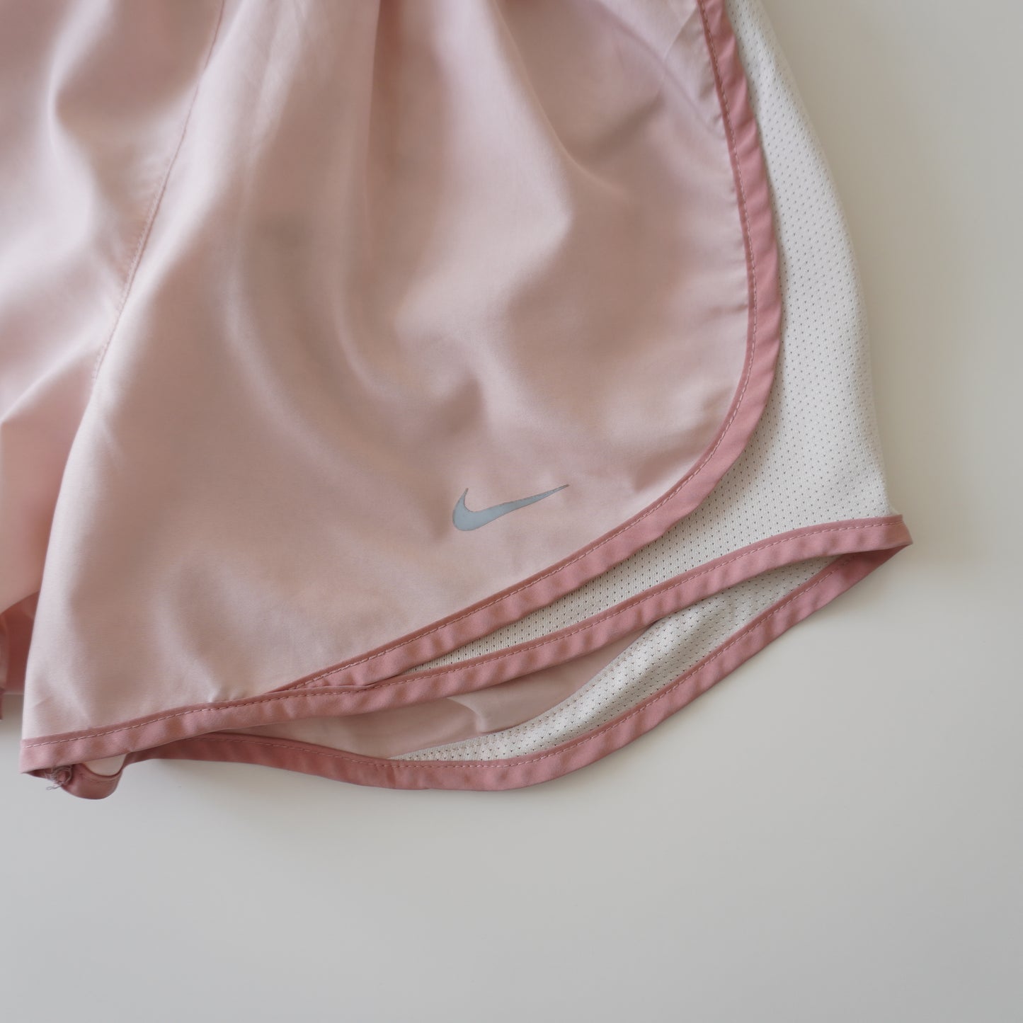 Thrifted – Short Running Mujer Rosado Talla XS (CL 32–34) | Cintura 30–34 cm | Caderas 43 cm | Largo 31 cm