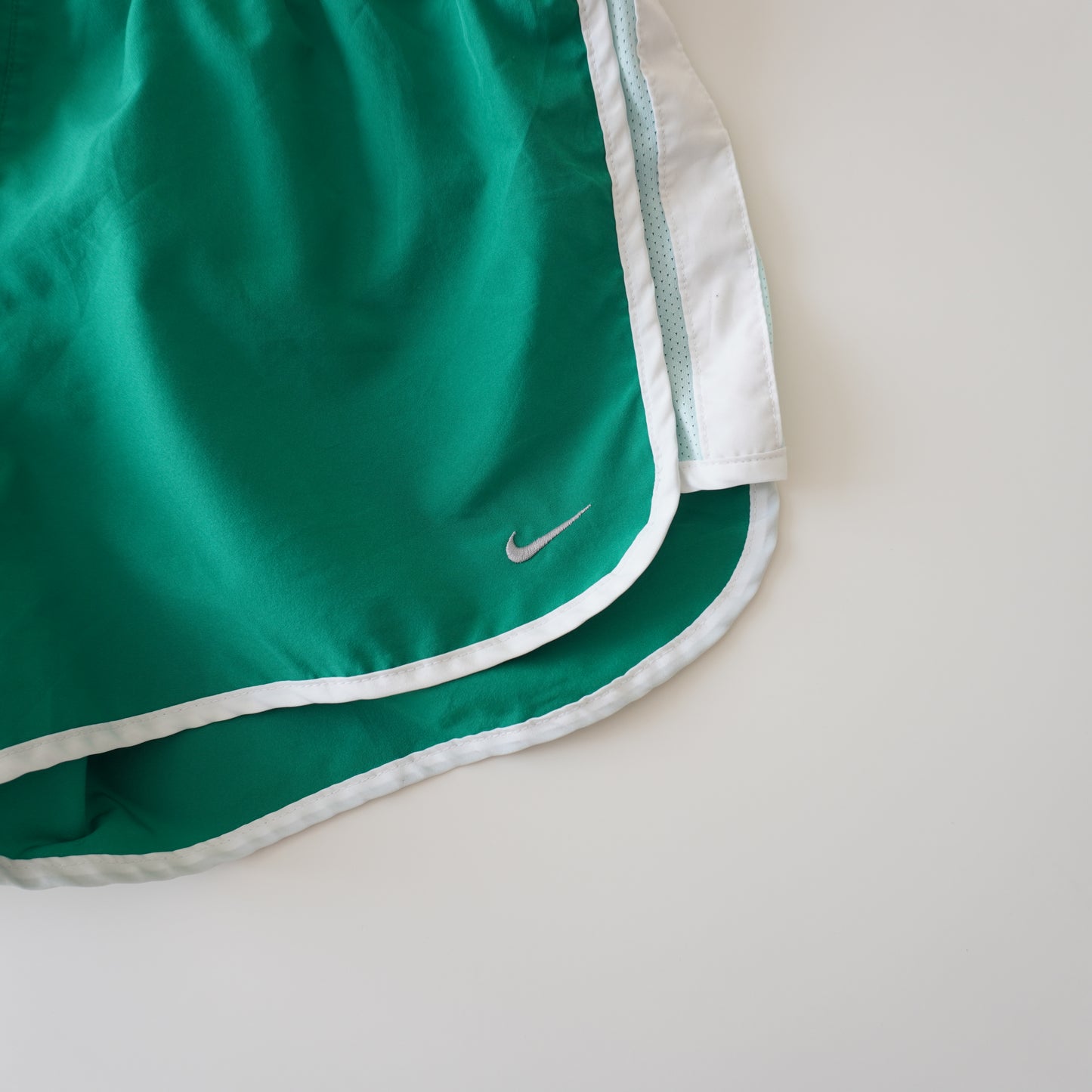 Thrifted – Short Nike Verde Running Mujer Talla S (CL 34–36) | Cintura 37–44 cm | Caderas 49 cm | Largo 28 cm
