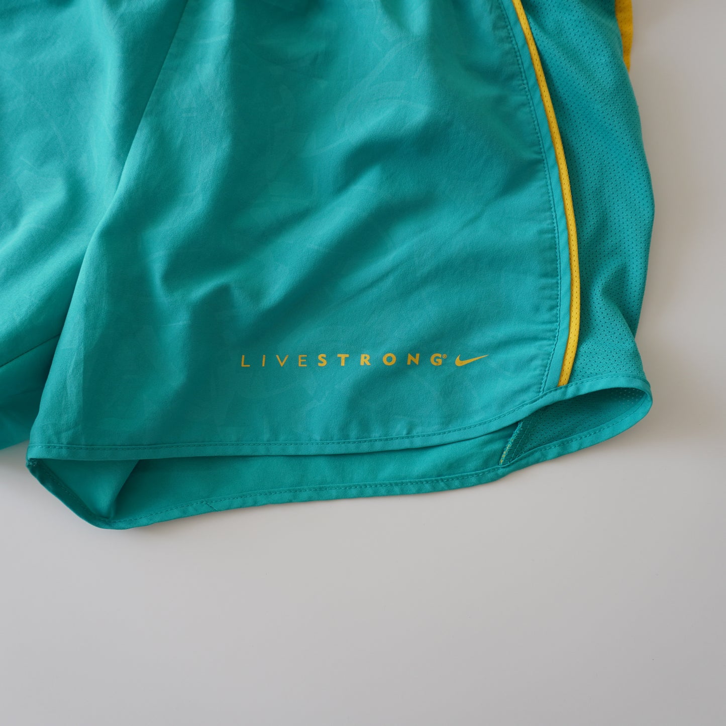 Thrifted – Short Nike Verde LIVESTRONG Running Mujer Talla M (CL 38–40) | Cintura 43–49 cm | Caderas 48 cm | Largo 30 cm
