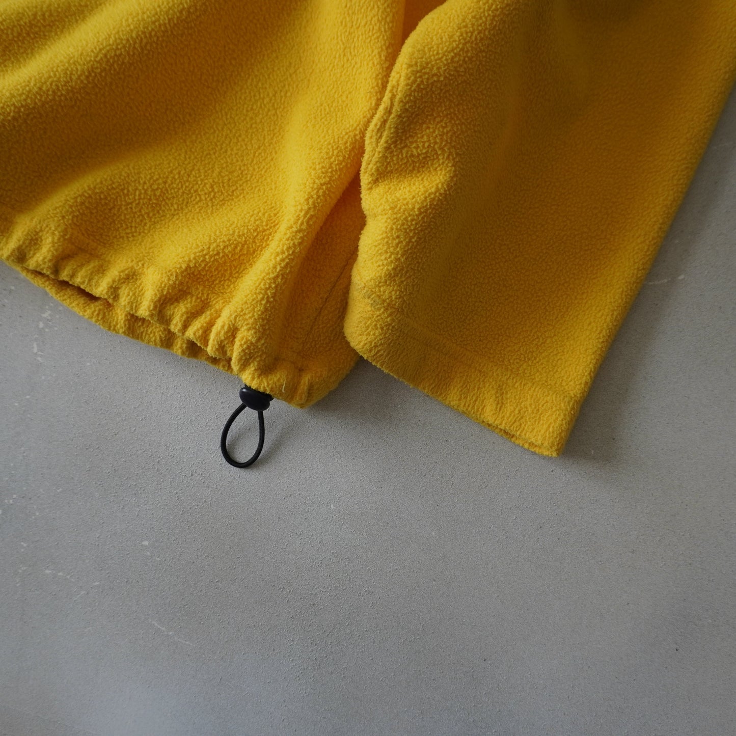 Thrifted - Polar TOMMY Jeans Amarillo / Talla XL, 68 ancho , 75 largo.
