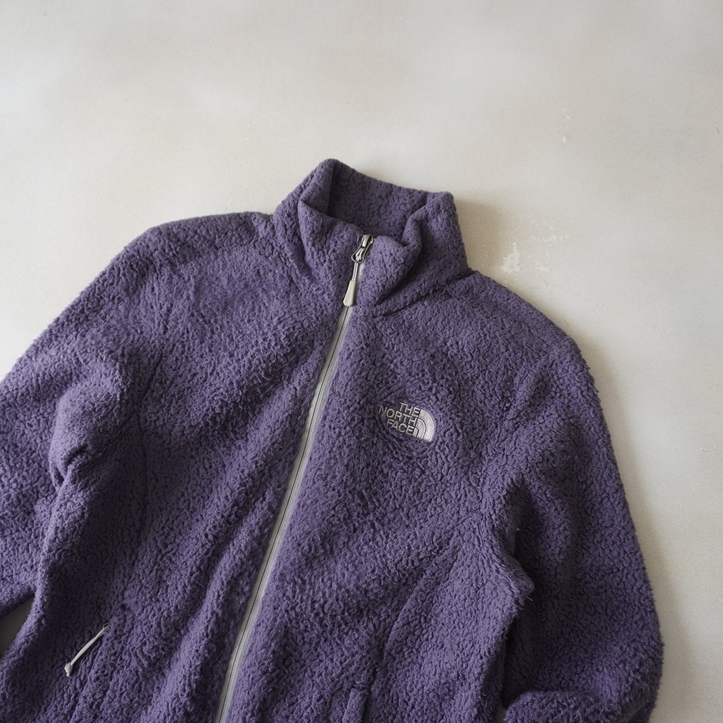 Thrifted - Polar THE NORTH FACE Furry Morado / Talla S Mujer, 46 ancho, 61 largo.