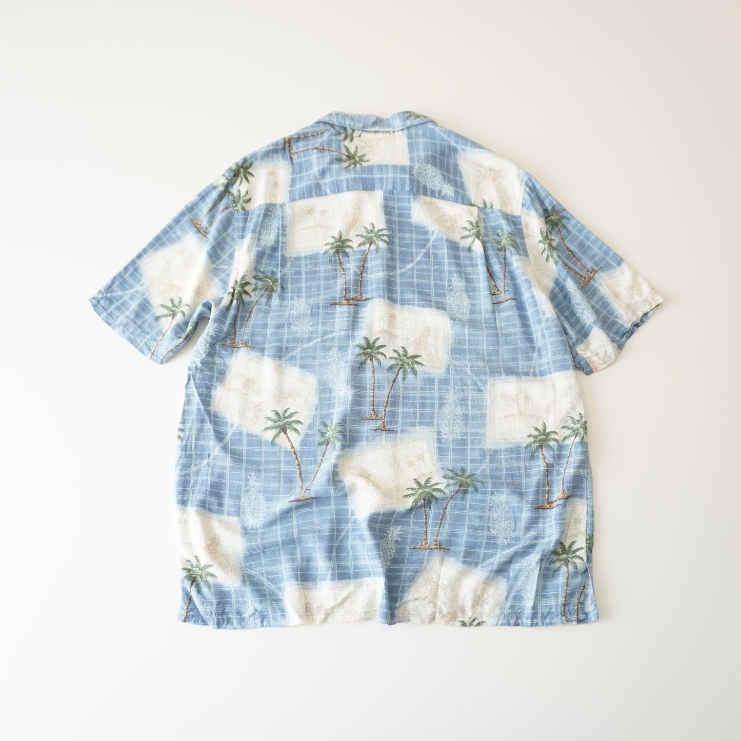 Thrifted - Camisa BATIC BAY Celeste con blanco / Talla L, 74 LARGO X 59 ANCHO