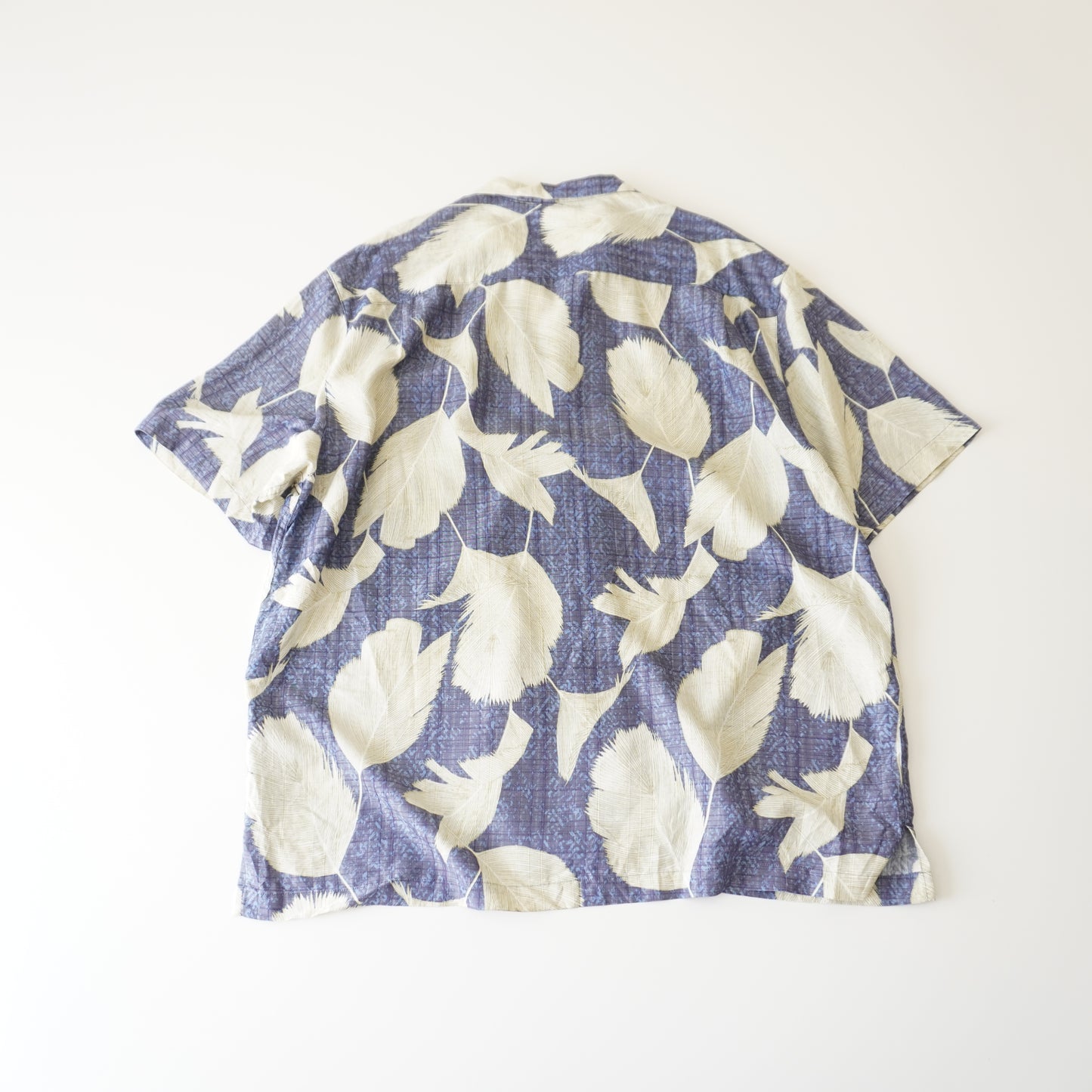 Thrifted - Camisa Caribbean Azul con flores blancas hawaianas / Talla XL 74 LARGOX 68 ANCHO