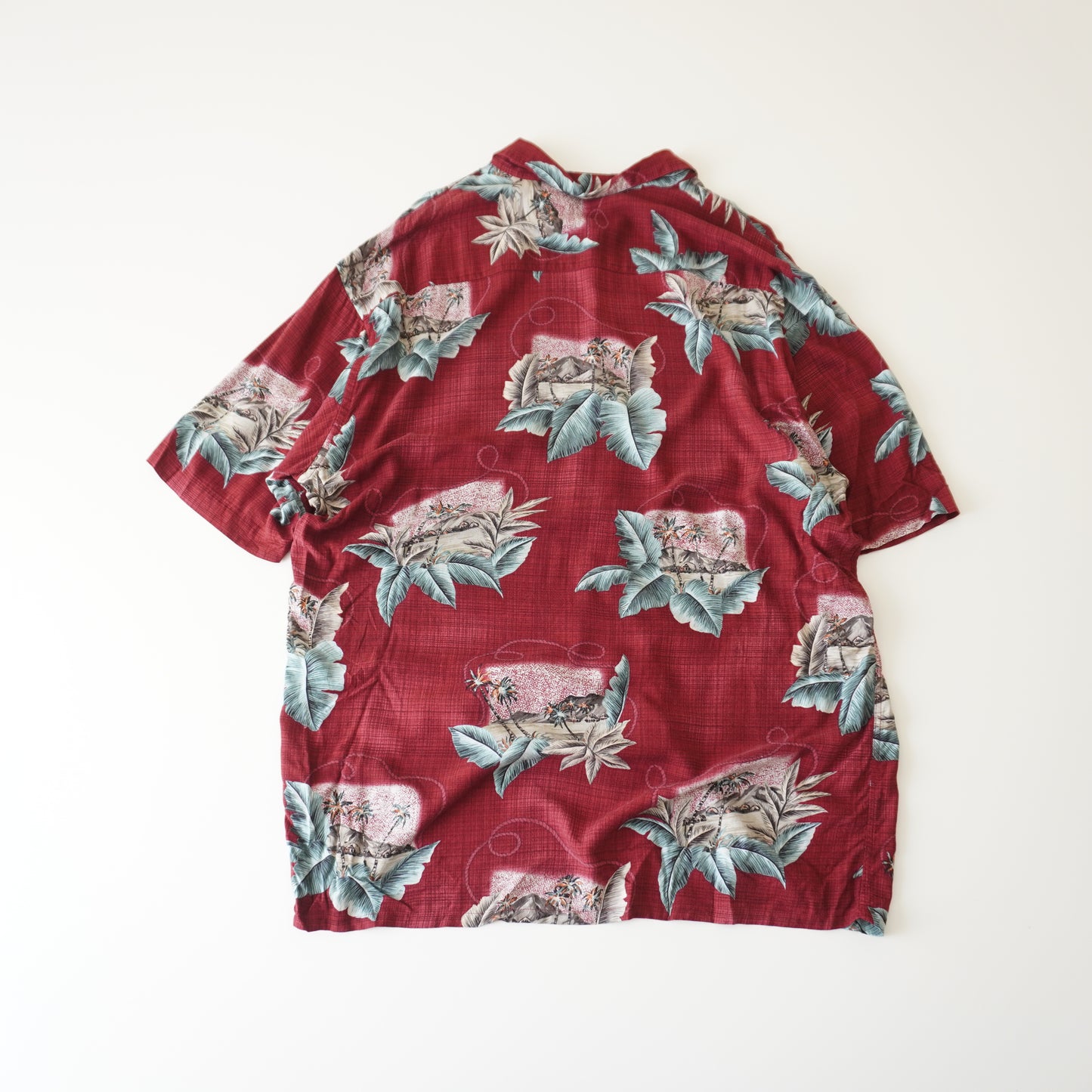 Thrifted - camisa burdeo pierre cardin flores verdes talla L 77 LARGO X 64 ANCHO.