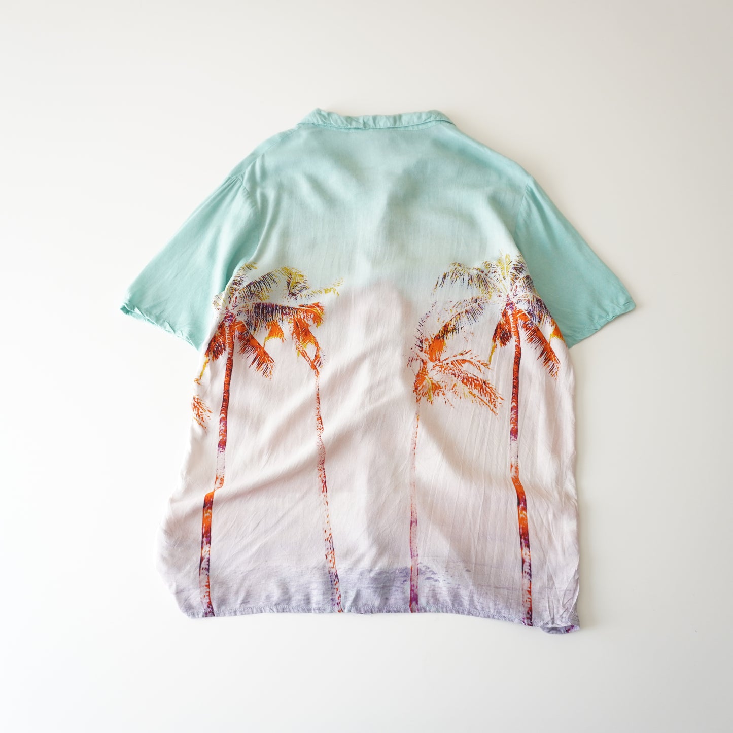 Thrifted -Camisa Verde Agua y palmeras / Talla XL Juvenil (16) 65 LARGO X 49 nhco