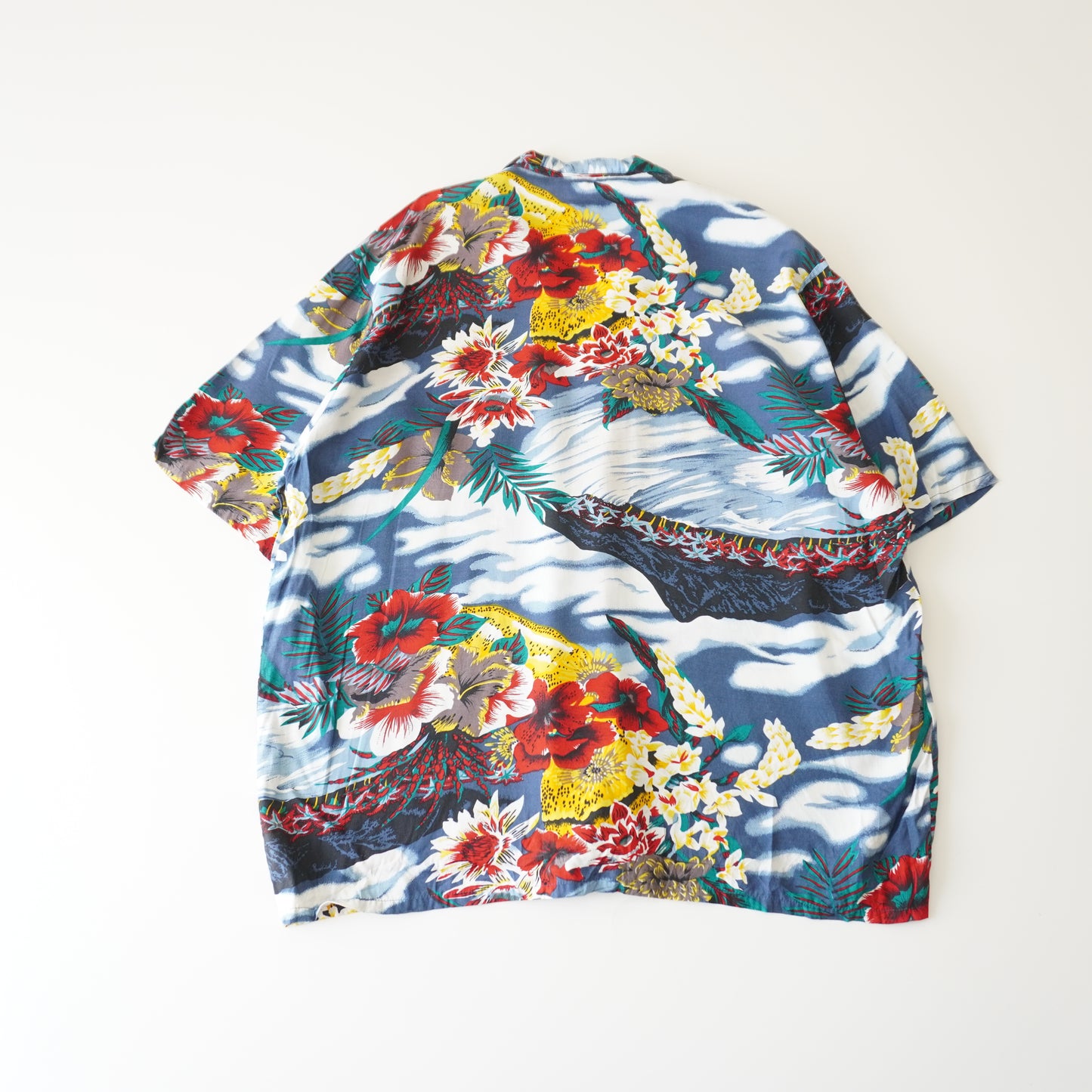 Thrifted - Camisa ISLAND Azul y blanco, con flores / Talla XL, 71 LARGO x 65 ANCHO.