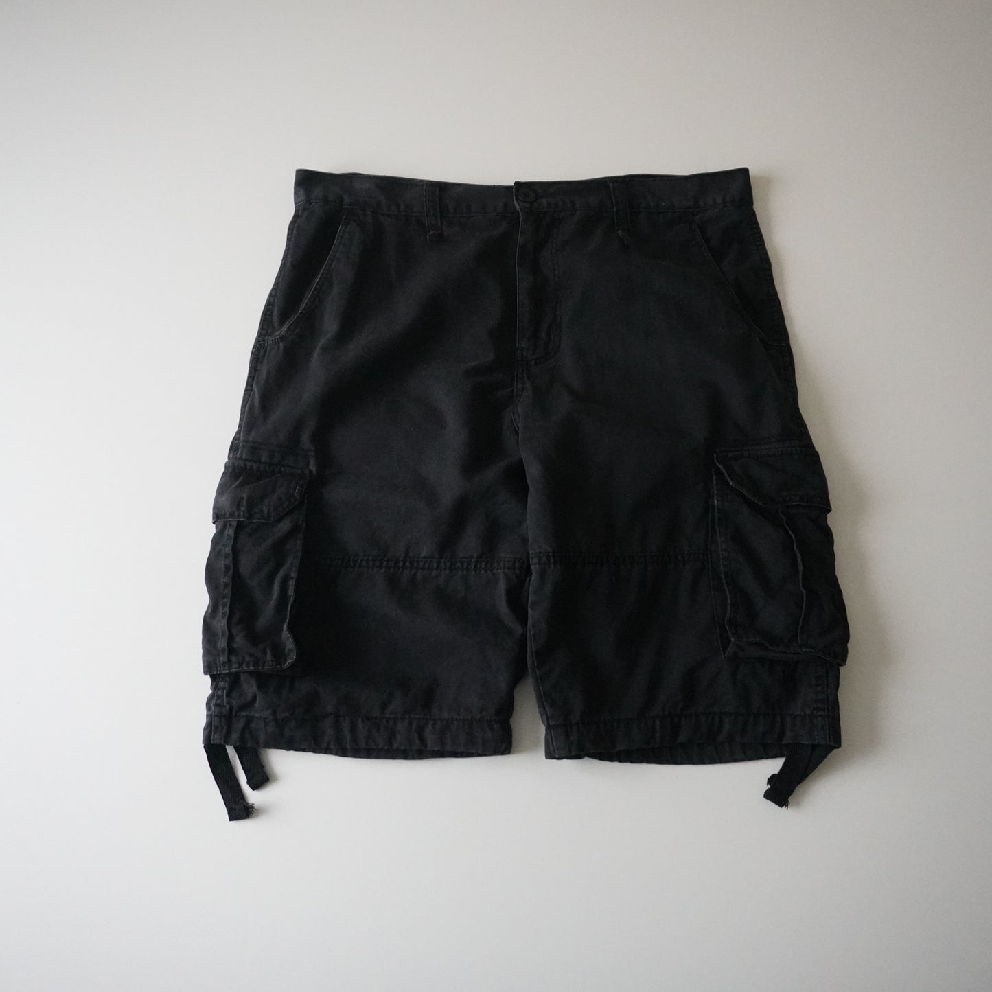 Thrifted - Short Cargo Negro Thrifted Talla 38 USA – Estilo Urbano Vintage