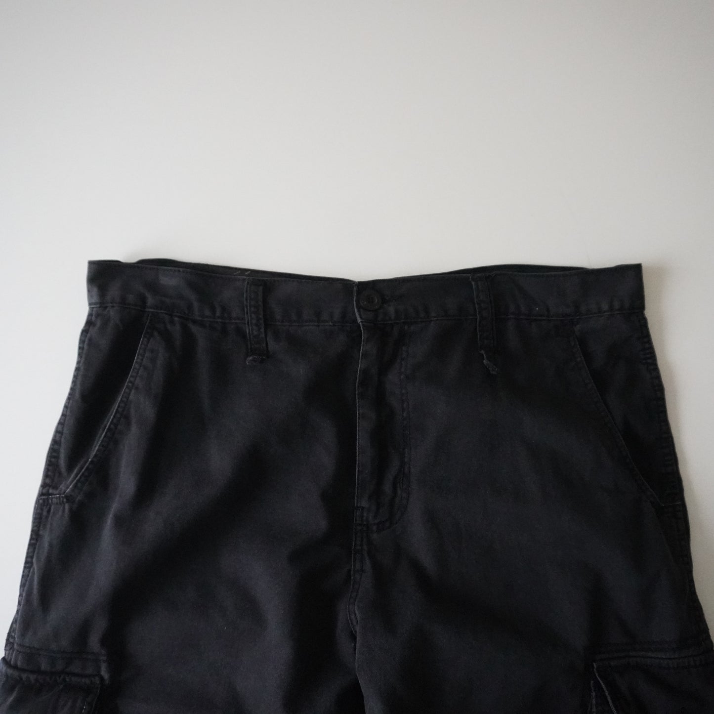 Thrifted - Short Cargo Negro Thrifted Talla 38 USA – Estilo Urbano Vintage