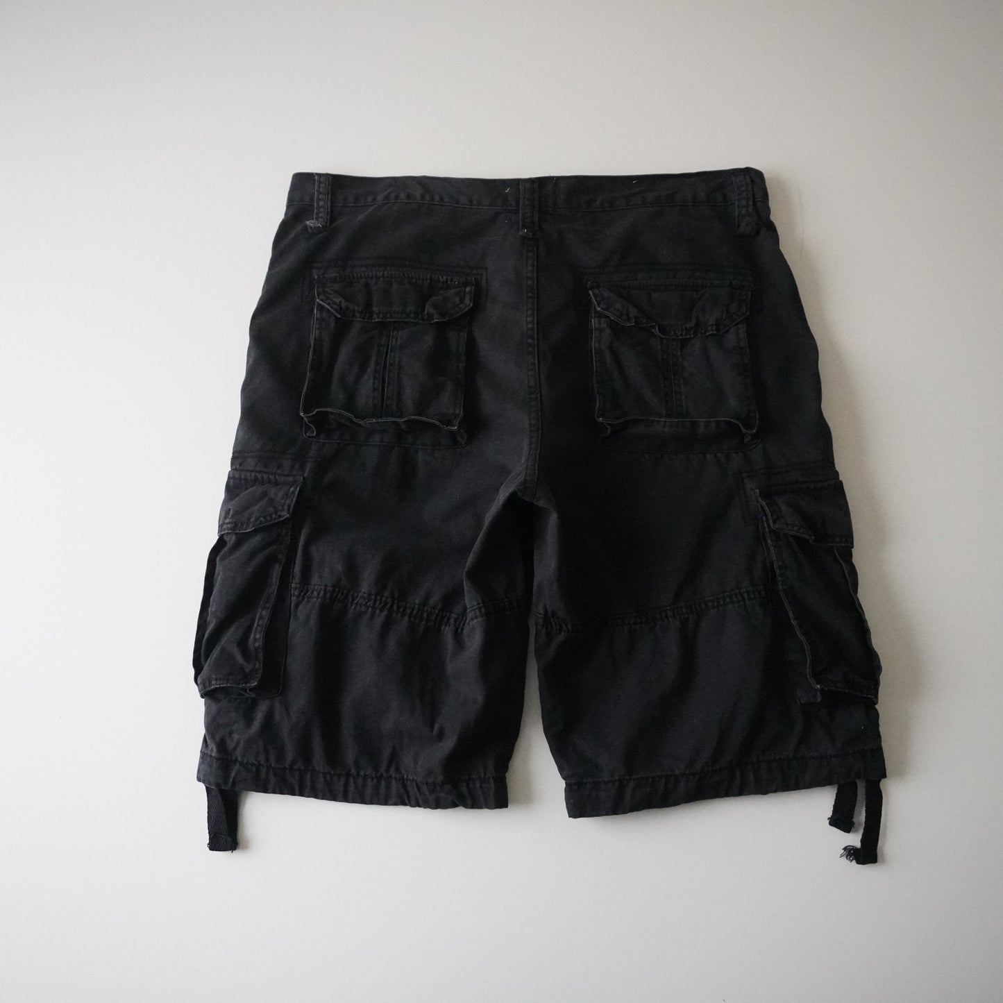 Thrifted - Short Cargo Negro Thrifted Talla 38 USA – Estilo Urbano Vintage