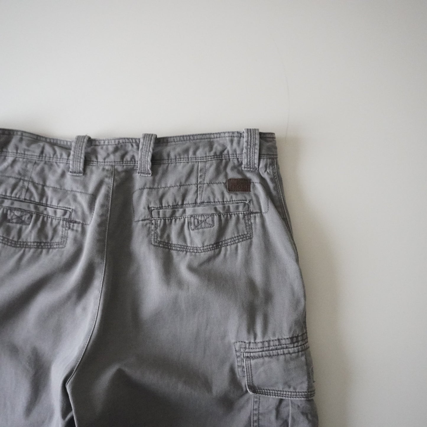 Thrifted - Short Cargo Gris Izod Talla 34 USA | Cintura 46 cm | Largo 56 cm