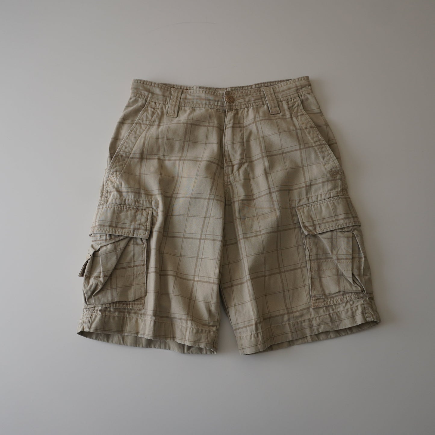 Thrifted – Short Cargo Beige con Líneas Café Urban Up Talla 29 USA | Cintura 40 cm | Largo 49 cm