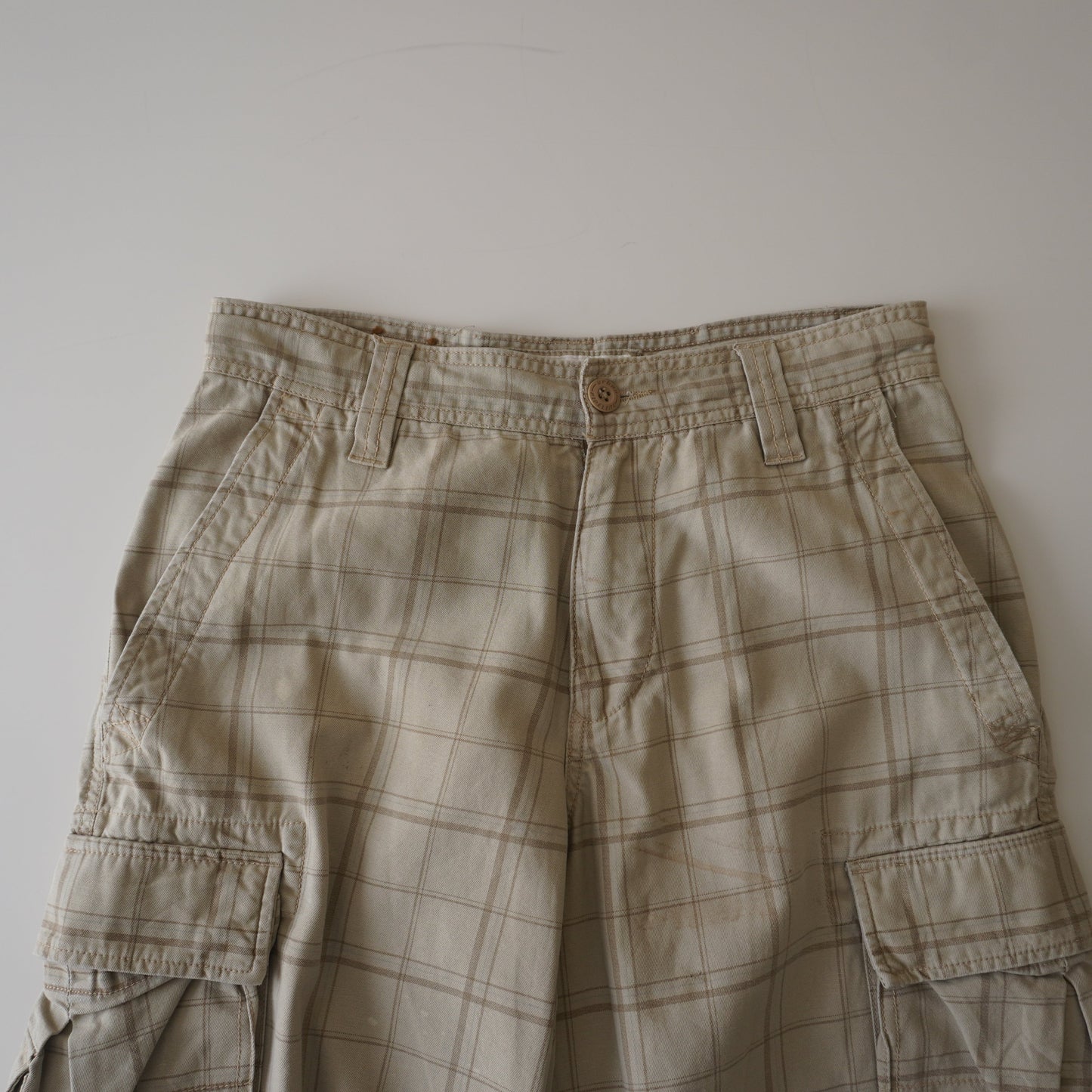 Thrifted – Short Cargo Beige con Líneas Café Urban Up Talla 29 USA | Cintura 40 cm | Largo 49 cm