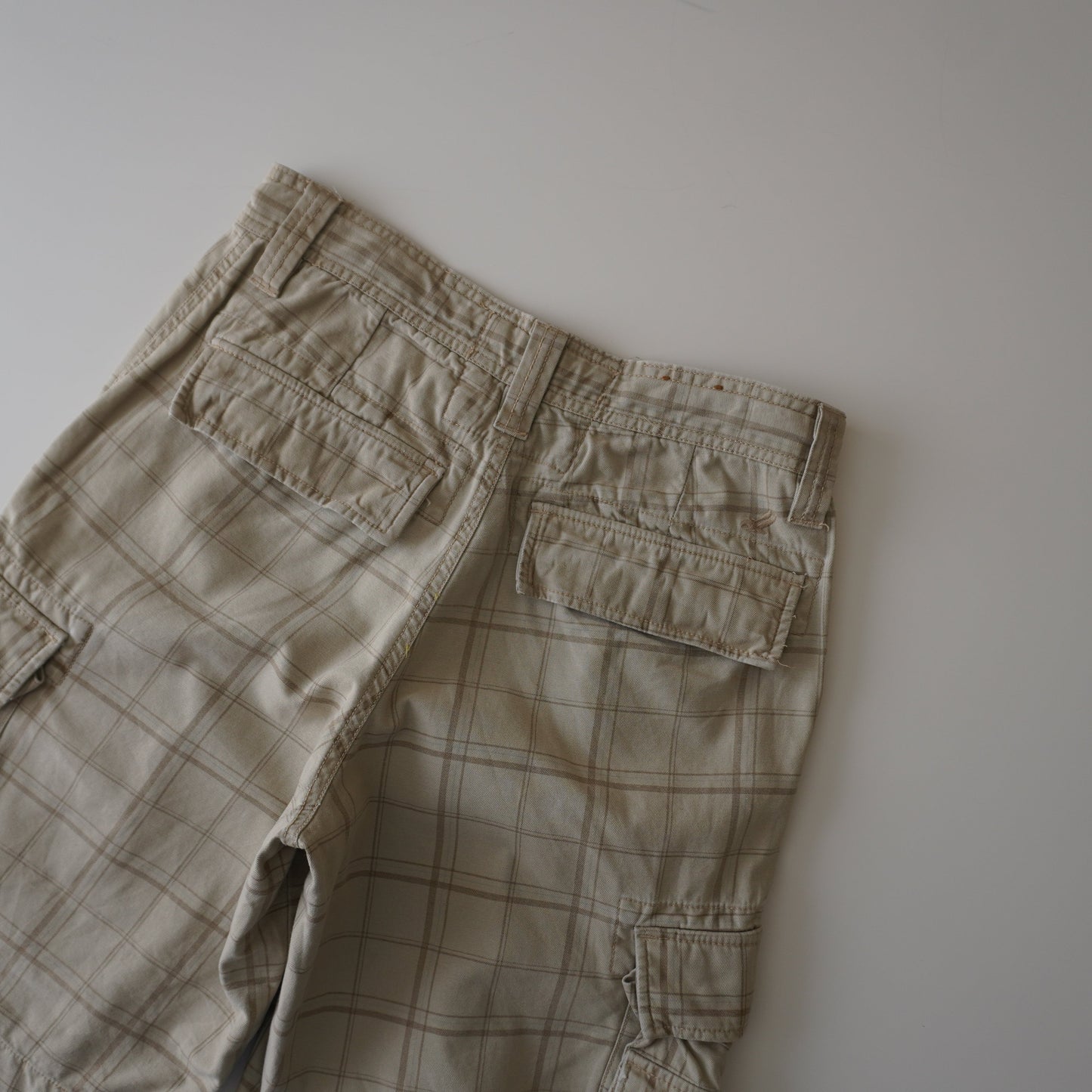 Thrifted – Short Cargo Beige con Líneas Café Urban Up Talla 29 USA | Cintura 40 cm | Largo 49 cm