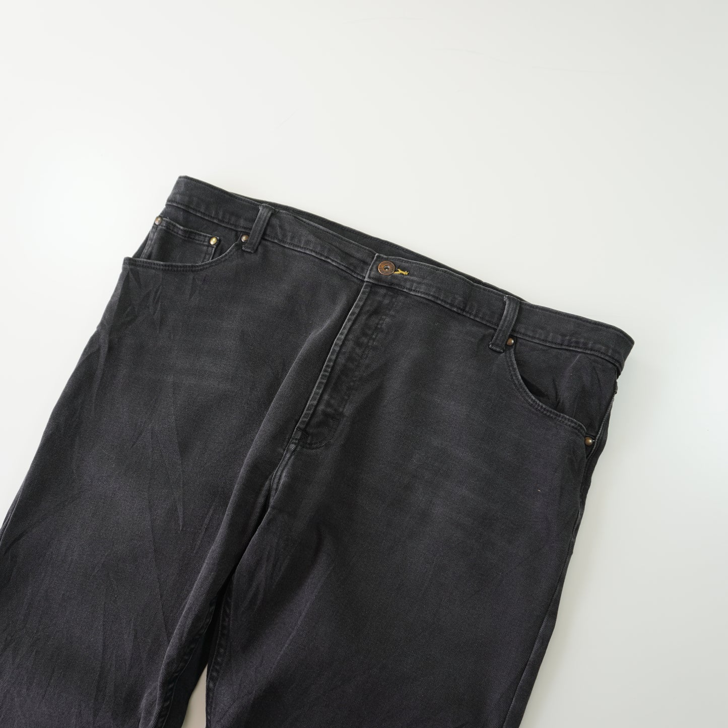 Thrifted – Jean Wrangler Negro Regular Taper Fit Talla 42x30 (CL 52/54) | Cintura 101 cm | Largo 57 cm | Talón 20 cm