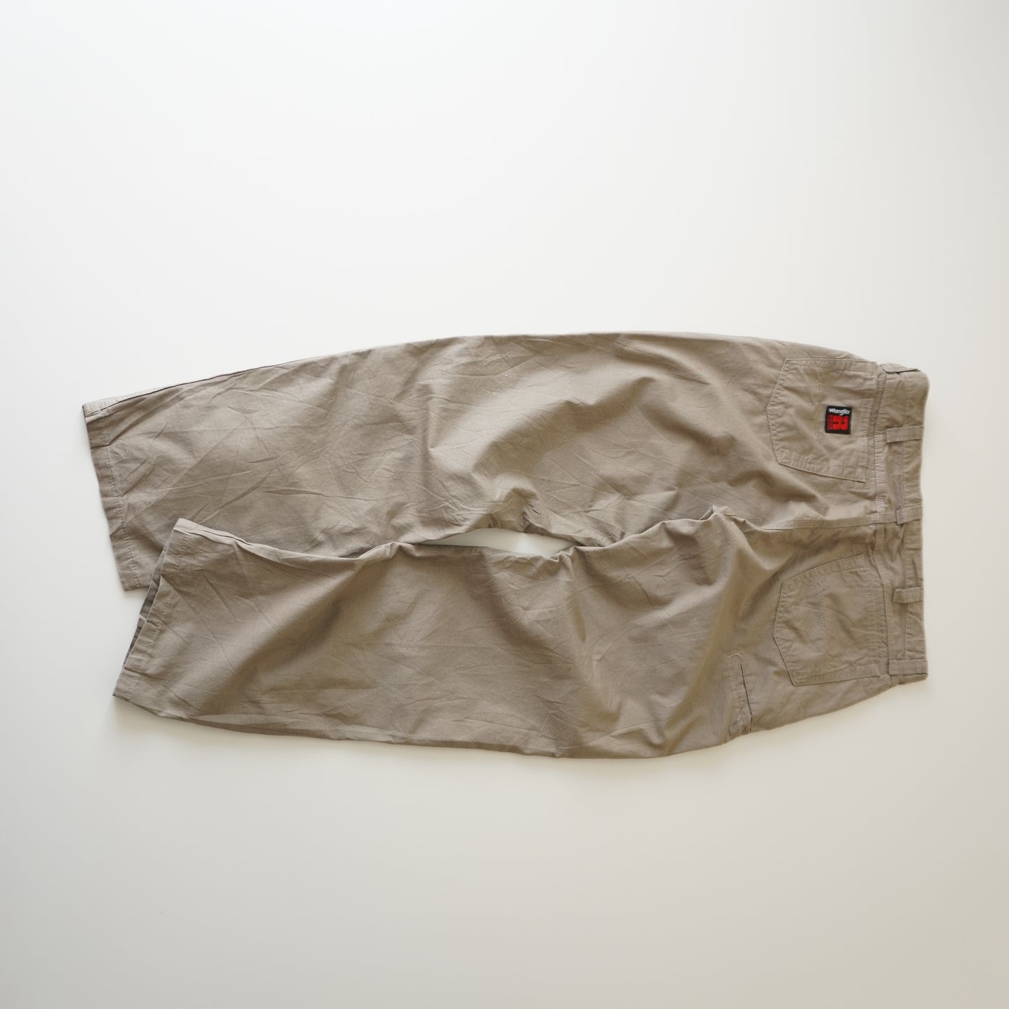 Thrifted – Jean Wrangler Riggs Workwear Cafe claro Talla 35x32 USA | Cintura 45 cm | Largo 108 cm | Talón 22 cm