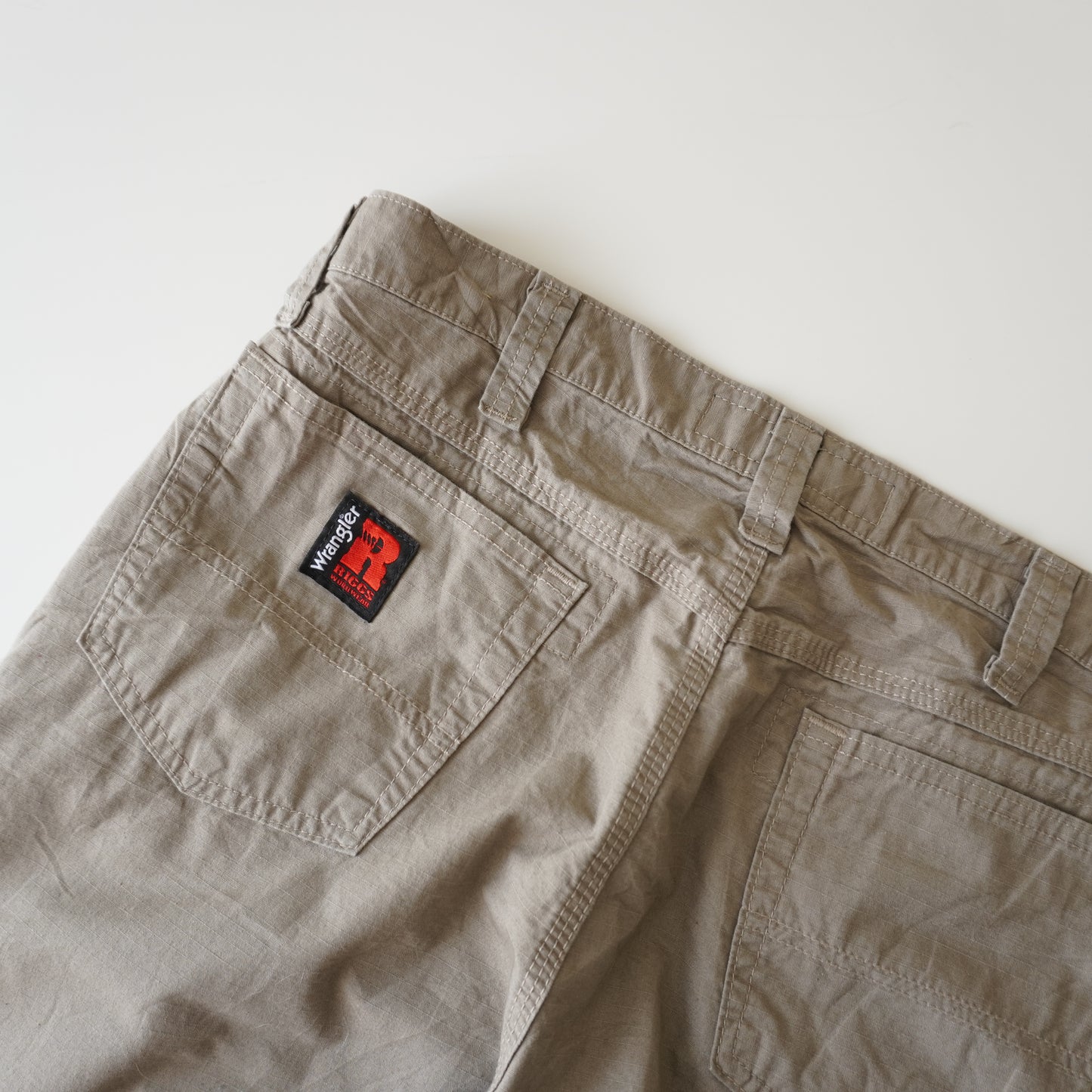 Thrifted – Jean Wrangler Riggs Workwear Cafe claro Talla 35x32 USA | Cintura 45 cm | Largo 108 cm | Talón 22 cm