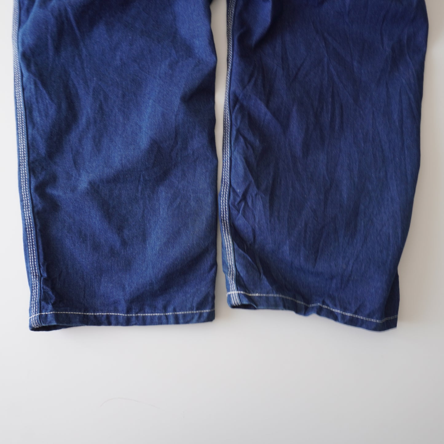 Thrifted – Jean Carpenter Carhartt Costuras Blancas Talla 42x28 USA (CL 54–56 aprox.) | Cintura 56 cm | Largo 102 cm | Talón 25 cm