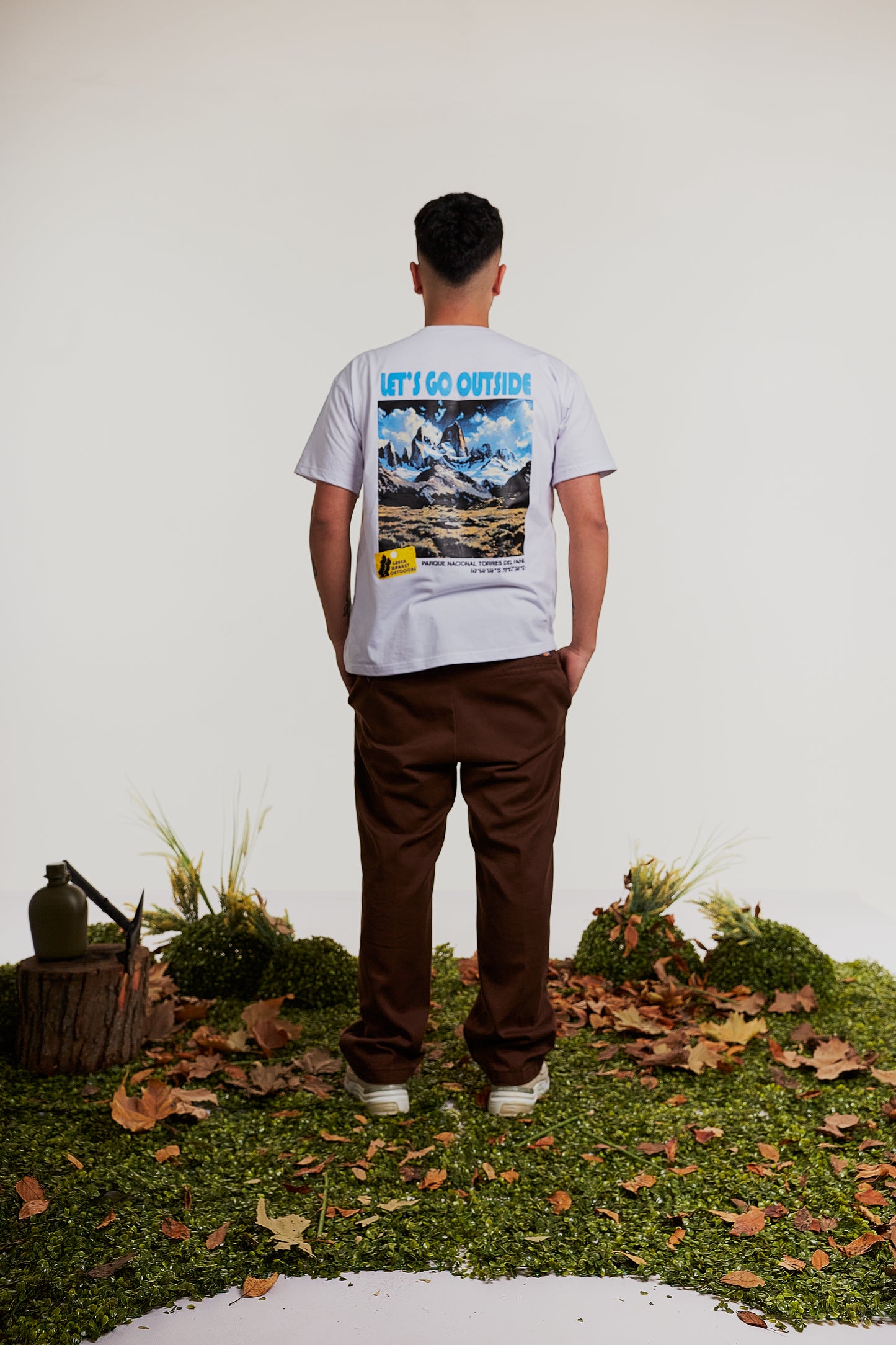 GO OVERHEAD - Polera Torres del Paine blanca básica suelta, estilo Street y confort premium