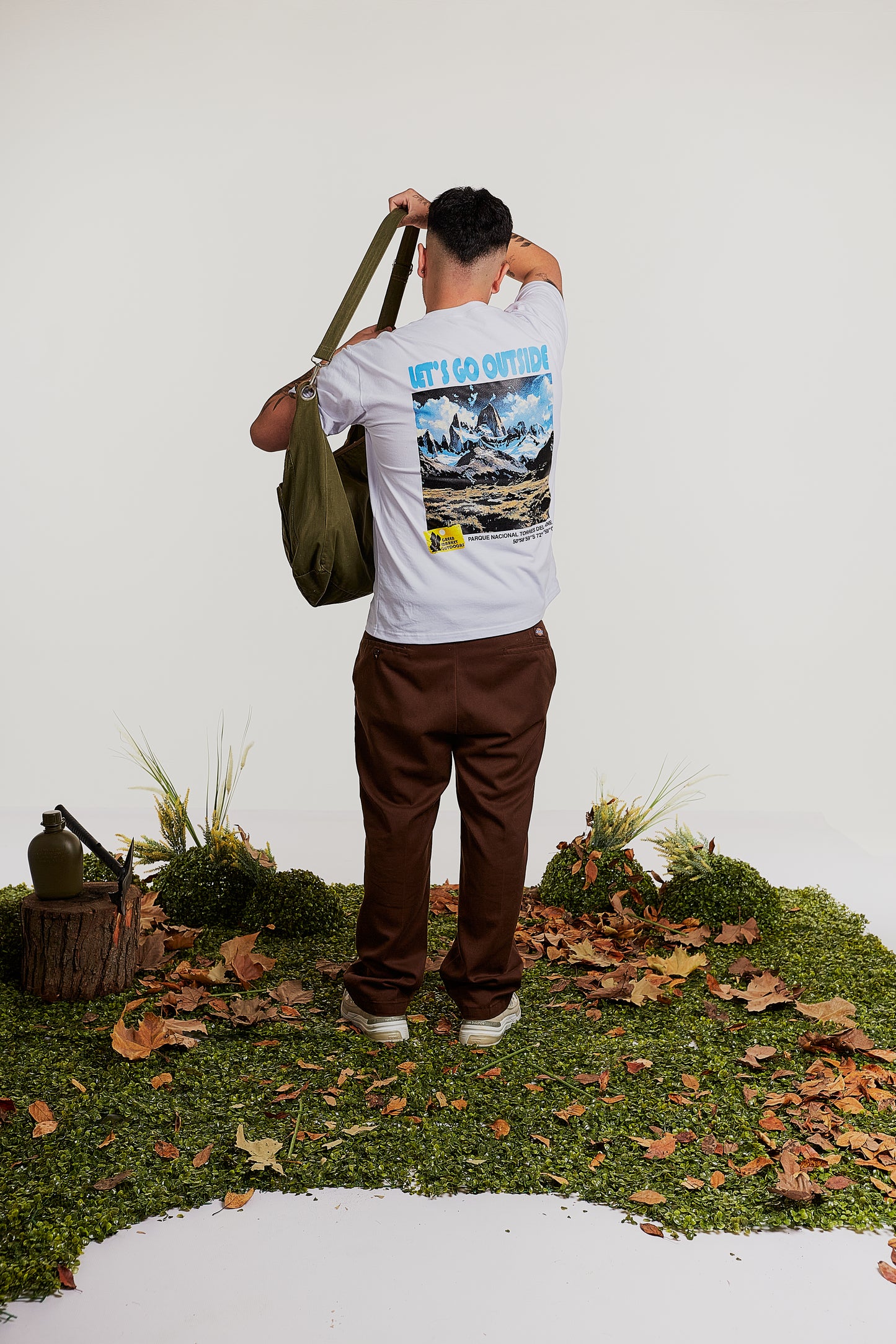 GO OVERHEAD - Polera Torres del Paine blanca básica suelta, estilo Street y confort premium